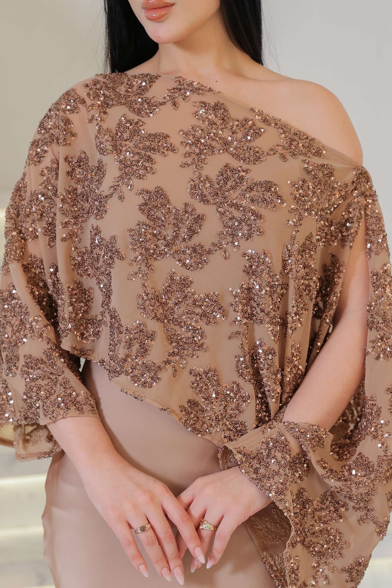 فستان سهرة فاخر يجسّد الأناقة الهادئة بلمسة فنية راقية يتميز بتصميمه الانسيابي وتفاصيله المزخرفة