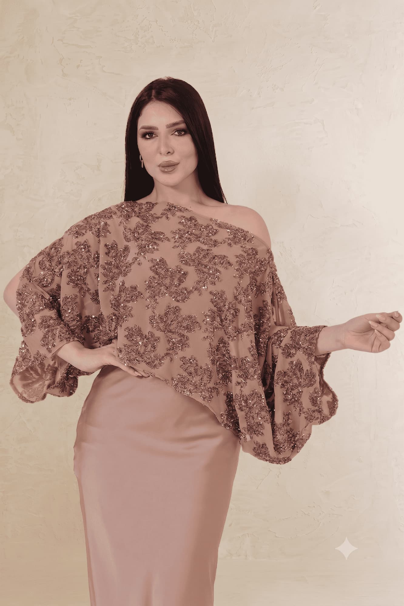 فستان سهرة فاخر يجسّد الأناقة الهادئة بلمسة فنية راقية يتميز بتصميمه الانسيابي وتفاصيله المزخرفة
