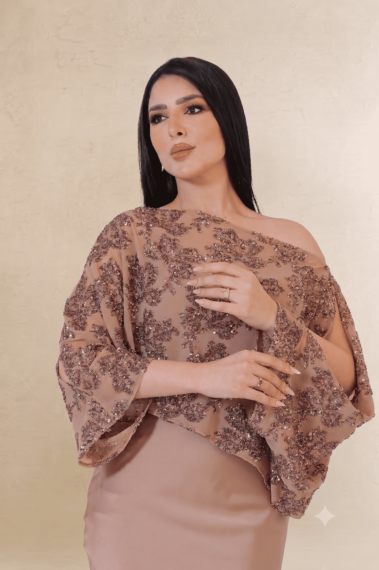 فستان سهرة فاخر يجسّد الأناقة الهادئة بلمسة فنية راقية يتميز بتصميمه الانسيابي وتفاصيله المزخرفة