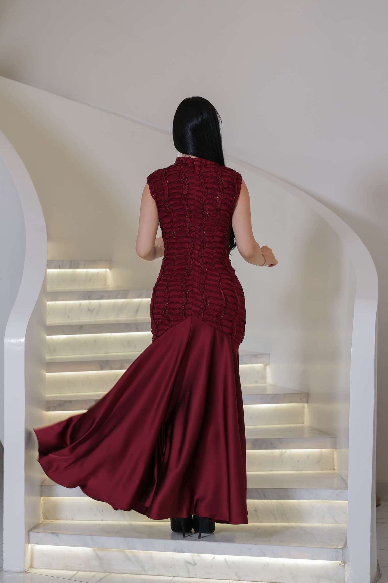 فستان ناعم بقصة مُحاكة ومموجة بتطريز ناعم