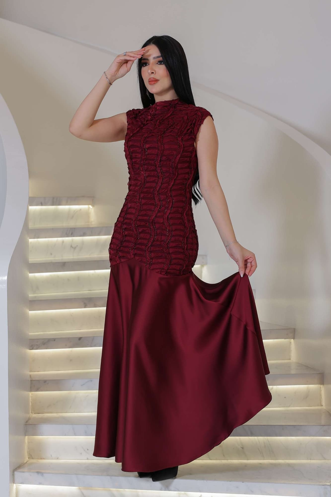 فستان ناعم بقصة مُحاكة ومموجة بتطريز ناعم