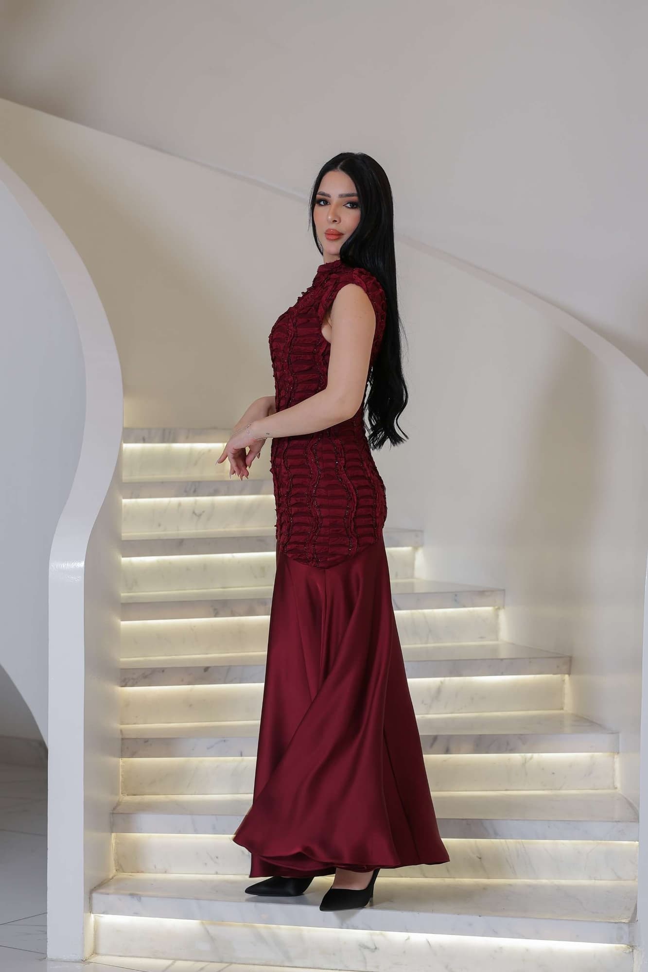 فستان ناعم بقصة مُحاكة ومموجة بتطريز ناعم