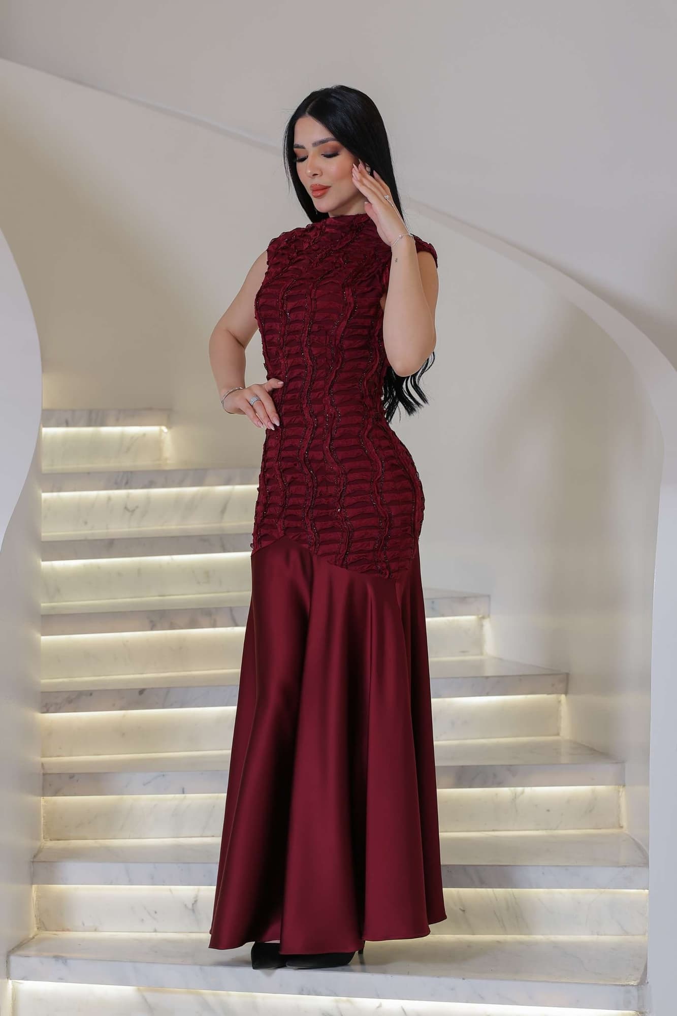 فستان ناعم بقصة مُحاكة ومموجة بتطريز ناعم