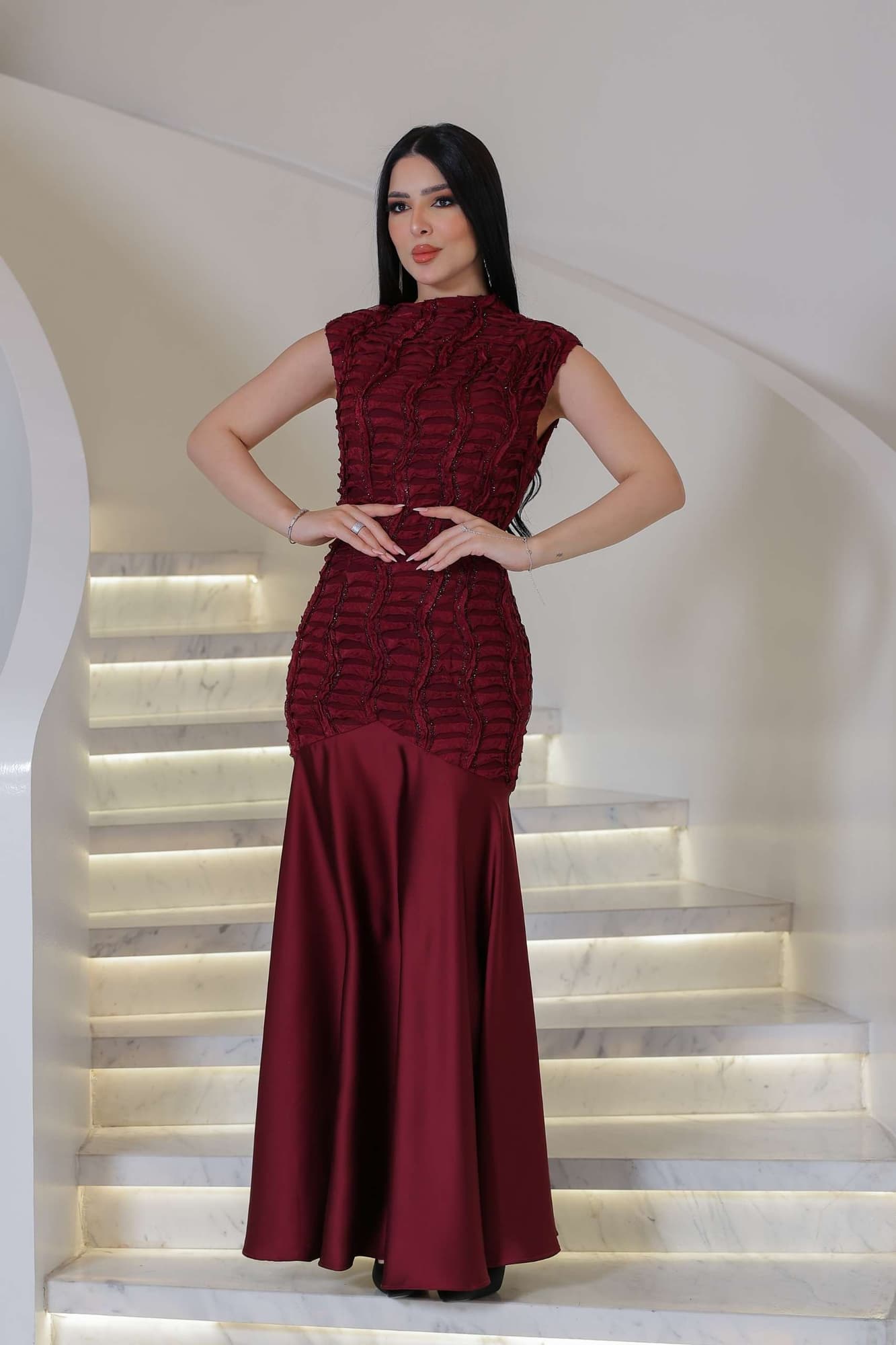 فستان ناعم بقصة مُحاكة ومموجة بتطريز ناعم