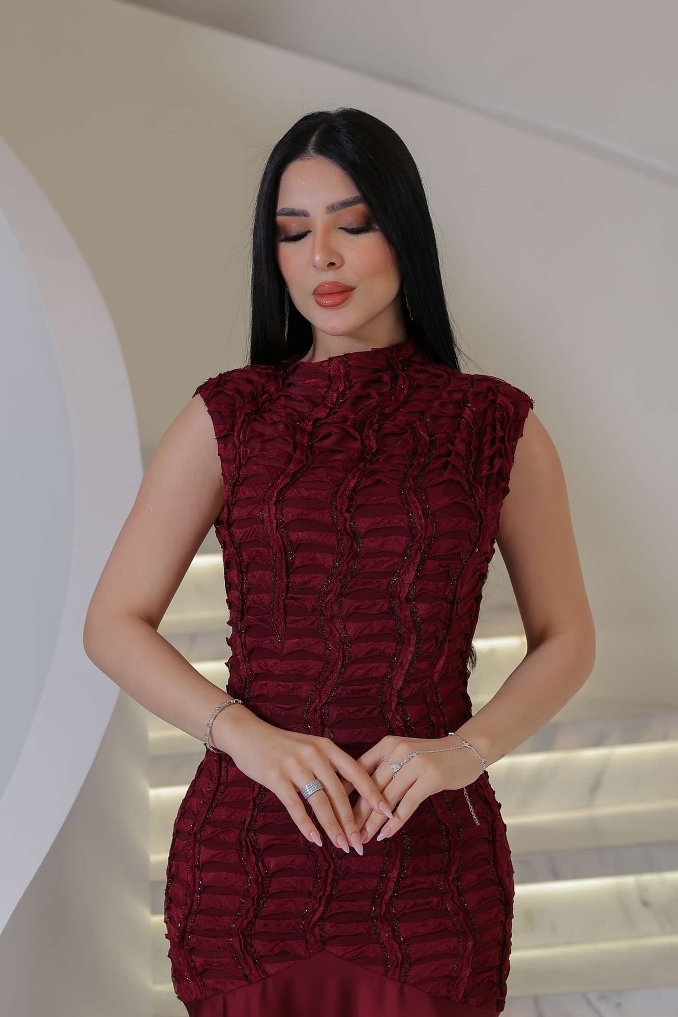 فستان ناعم بقصة مُحاكة ومموجة بتطريز ناعم