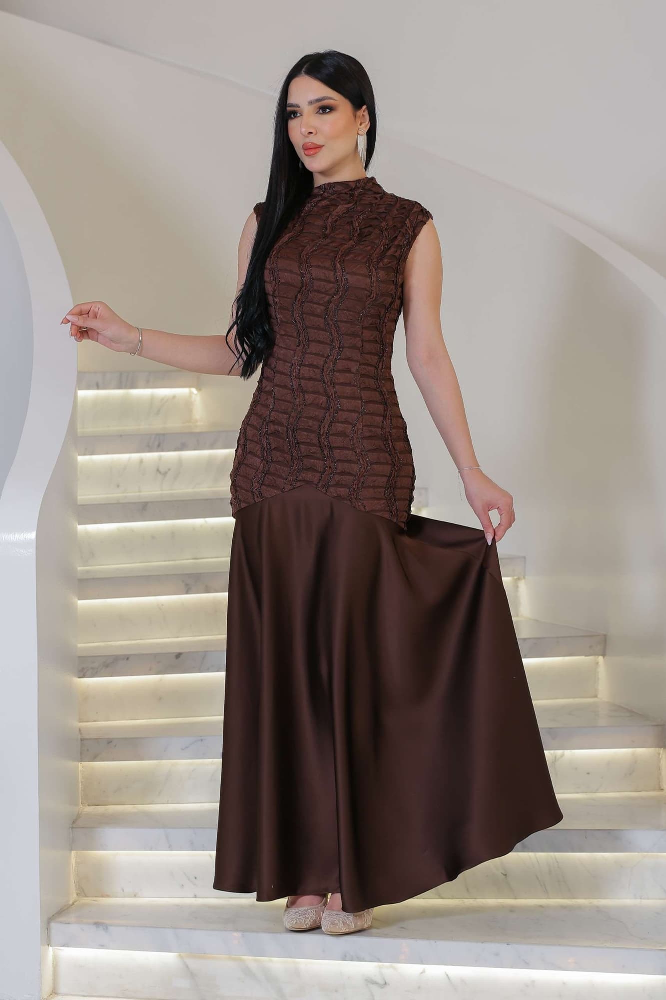 فستان ناعم بقصة مُحاكة ومموجة بتطريز ناعم