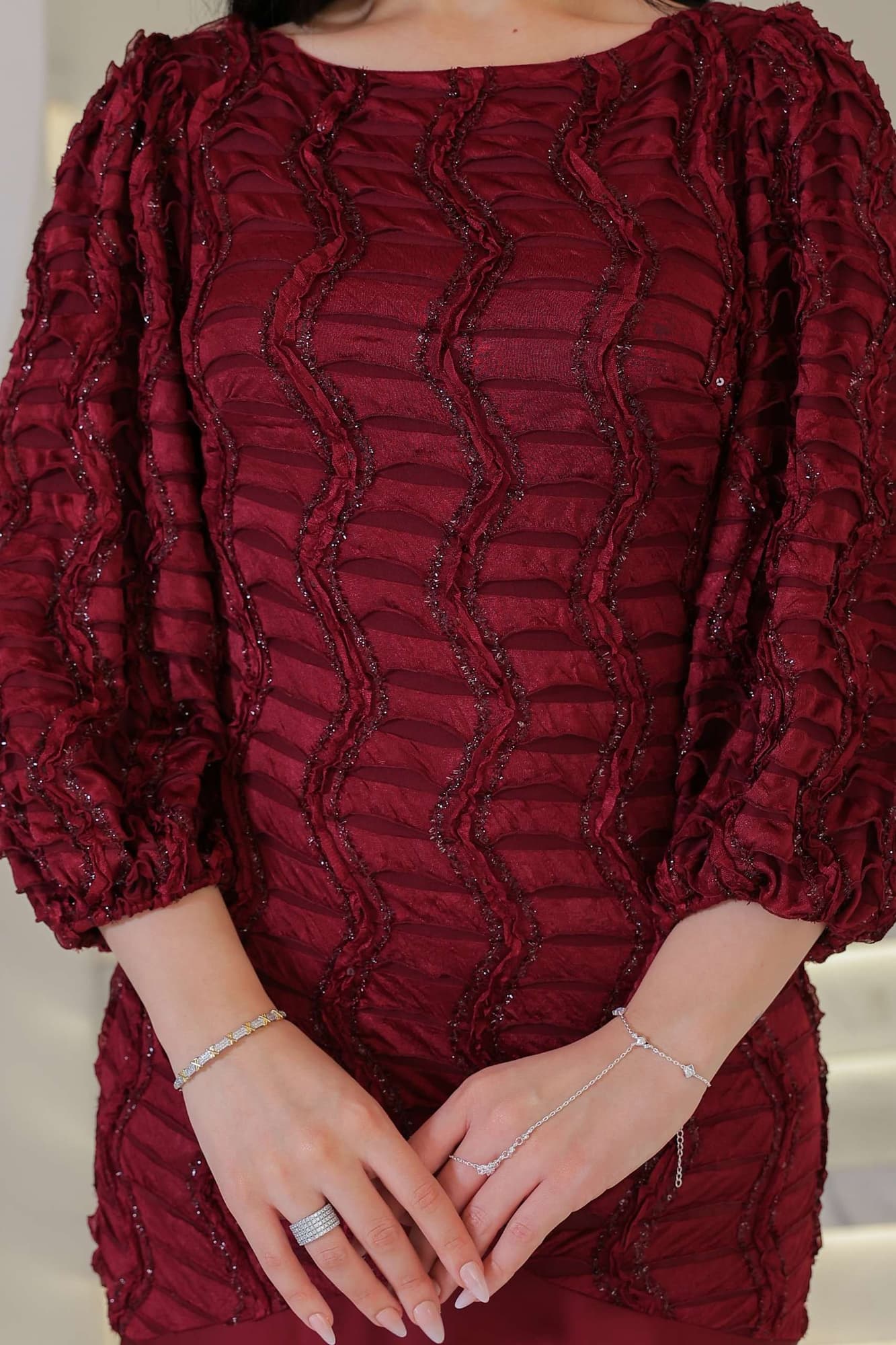 فستان سهرة أنيق يعكس فخامة وهدوء راقٍ مطرّز بنقشة متموجة بارزة تضيف عمقًا بصريًا