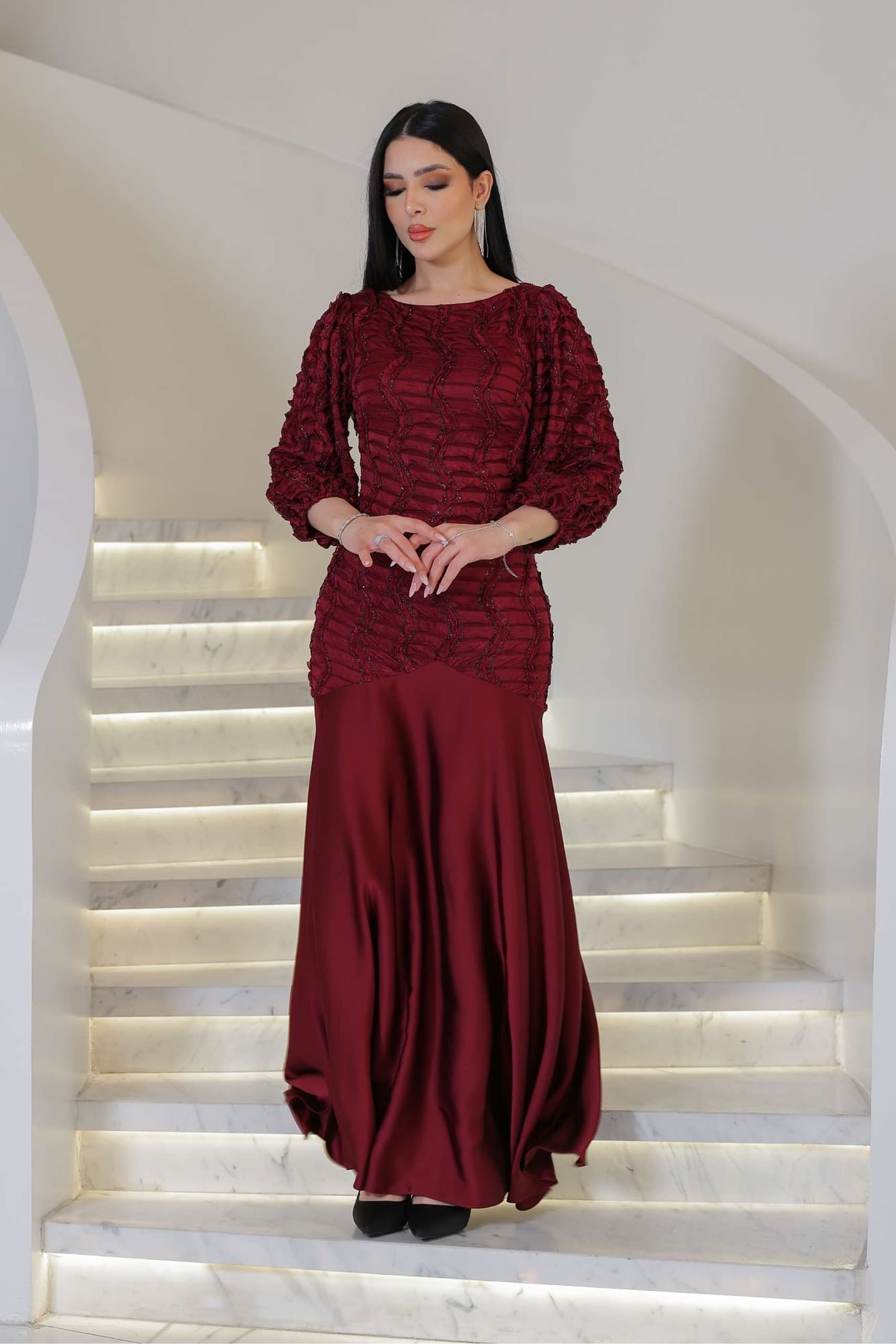 فستان سهرة أنيق يعكس فخامة وهدوء راقٍ مطرّز بنقشة متموجة بارزة تضيف عمقًا بصريًا