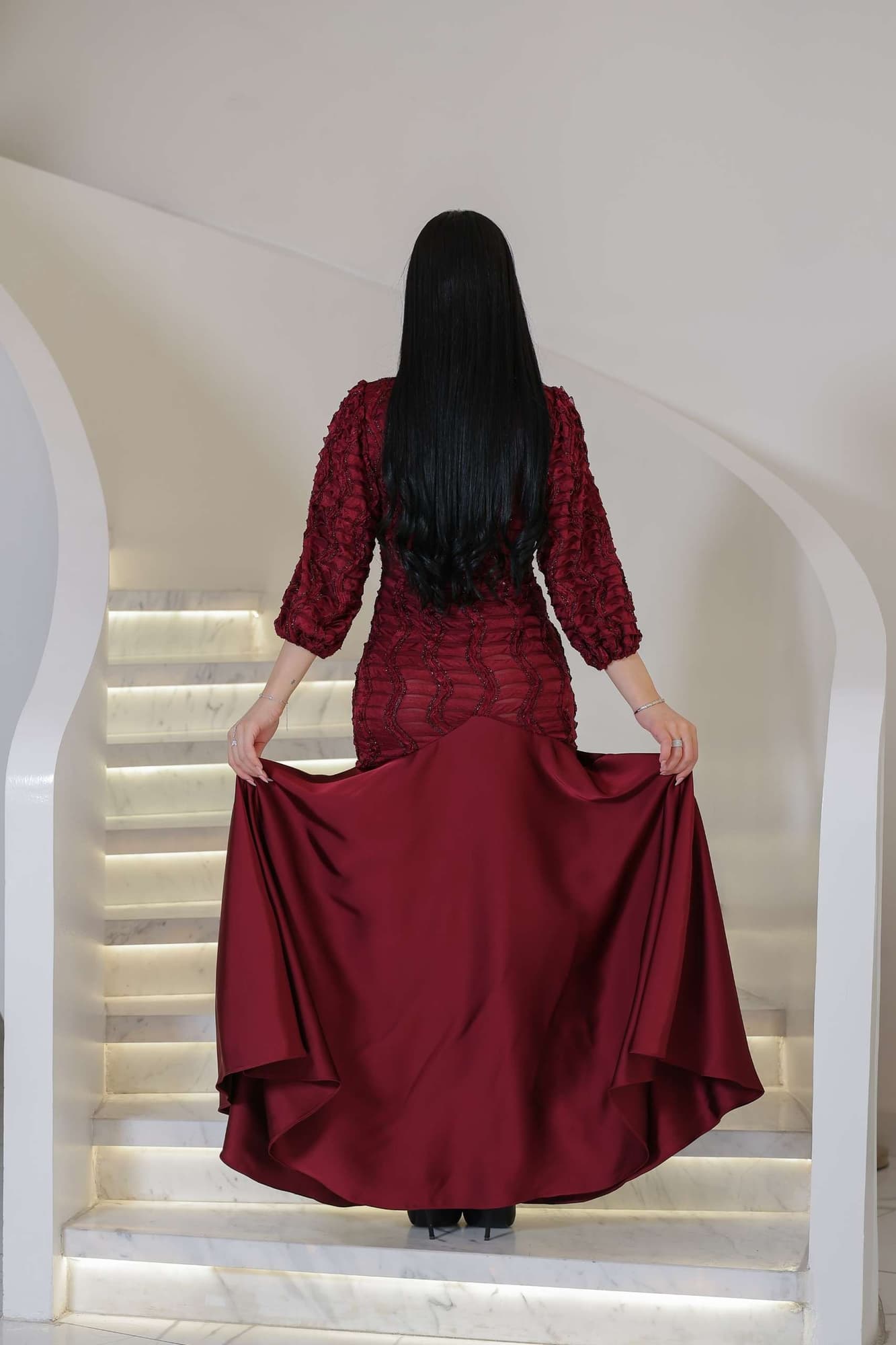 فستان سهرة أنيق يعكس فخامة وهدوء راقٍ مطرّز بنقشة متموجة بارزة تضيف عمقًا بصريًا