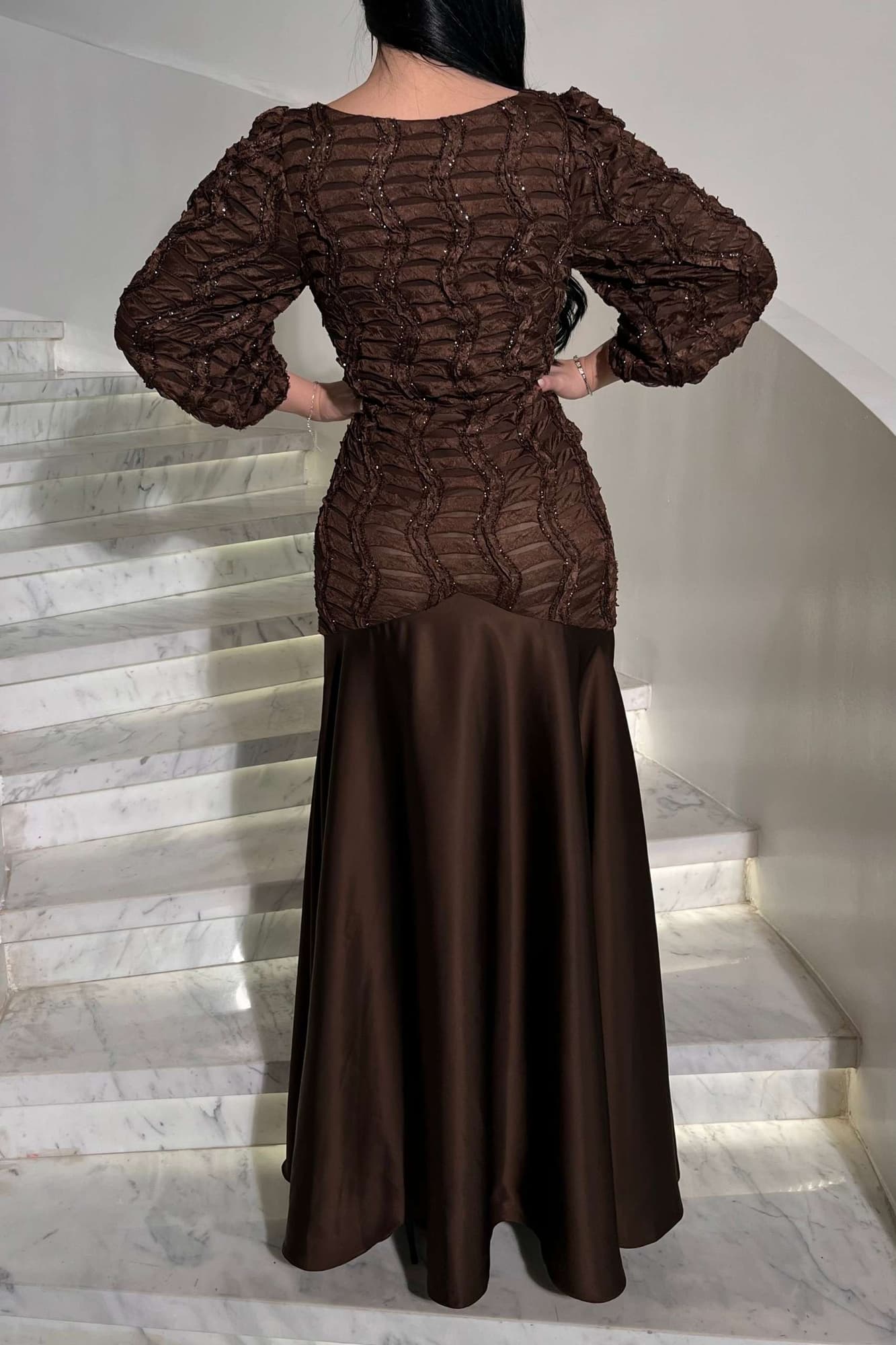 فستان أنيق يعكس فخامة وهدوء راقٍ مطرّز بنقشة متموجة بارزة تضيف عمقًا بصريًا