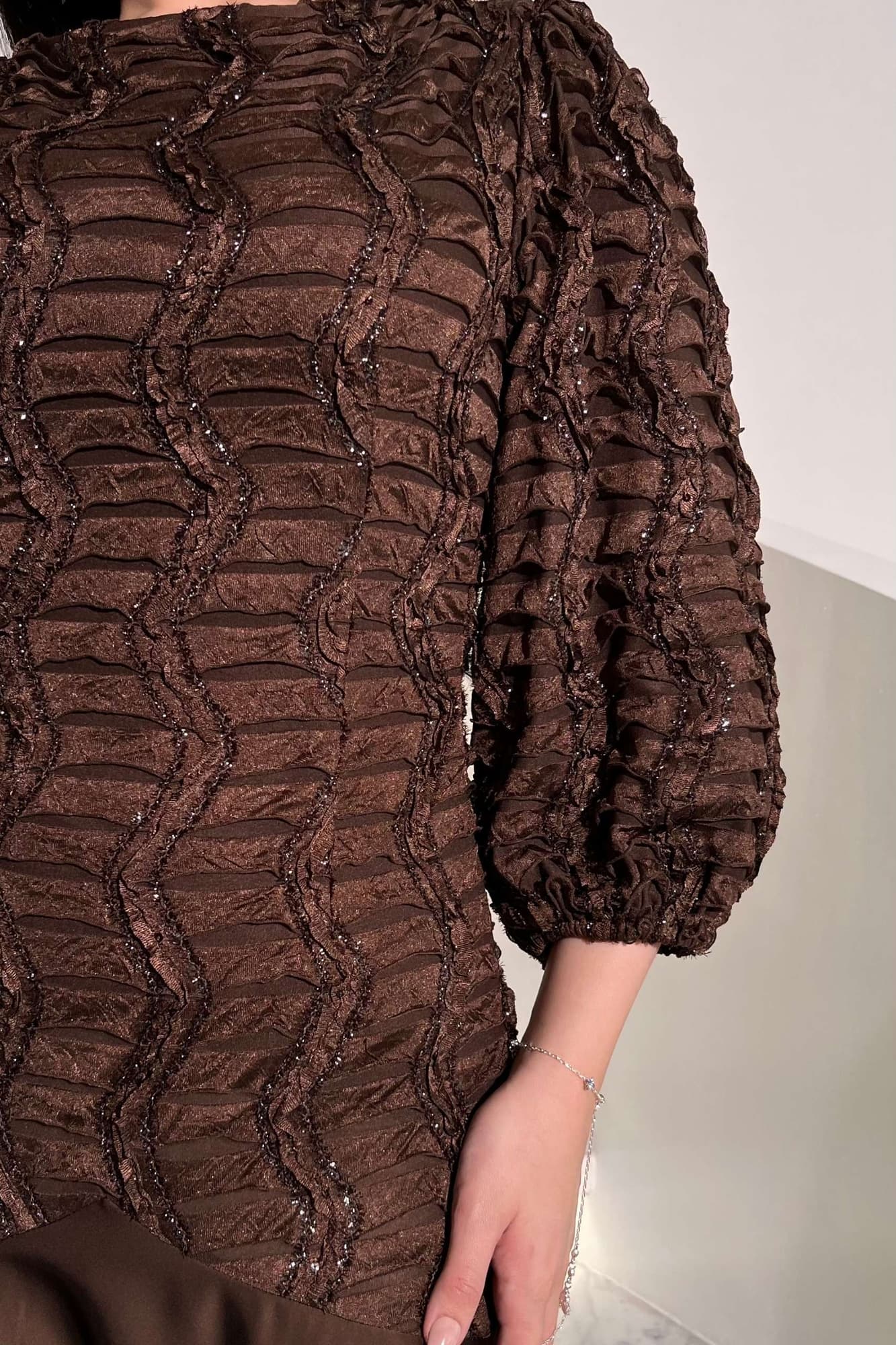 فستان أنيق يعكس فخامة وهدوء راقٍ مطرّز بنقشة متموجة بارزة تضيف عمقًا بصريًا