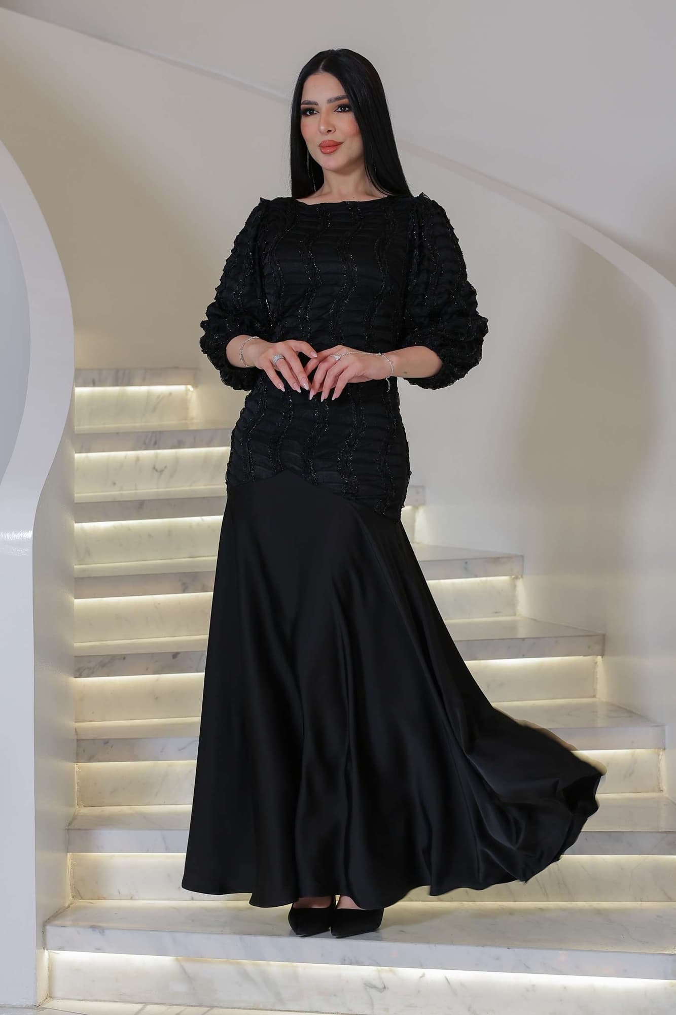 فستان ناعم أنيق يعكس فخامة وهدوء راقٍ مطرّز بنقشة متموجة بارزة تضيف عمقًا بصريًا