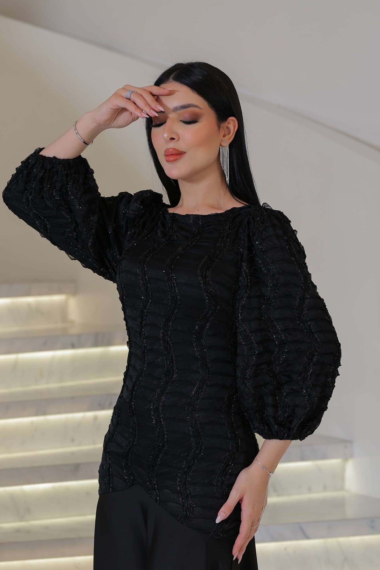 فستان ناعم أنيق يعكس فخامة وهدوء راقٍ مطرّز بنقشة متموجة بارزة تضيف عمقًا بصريًا