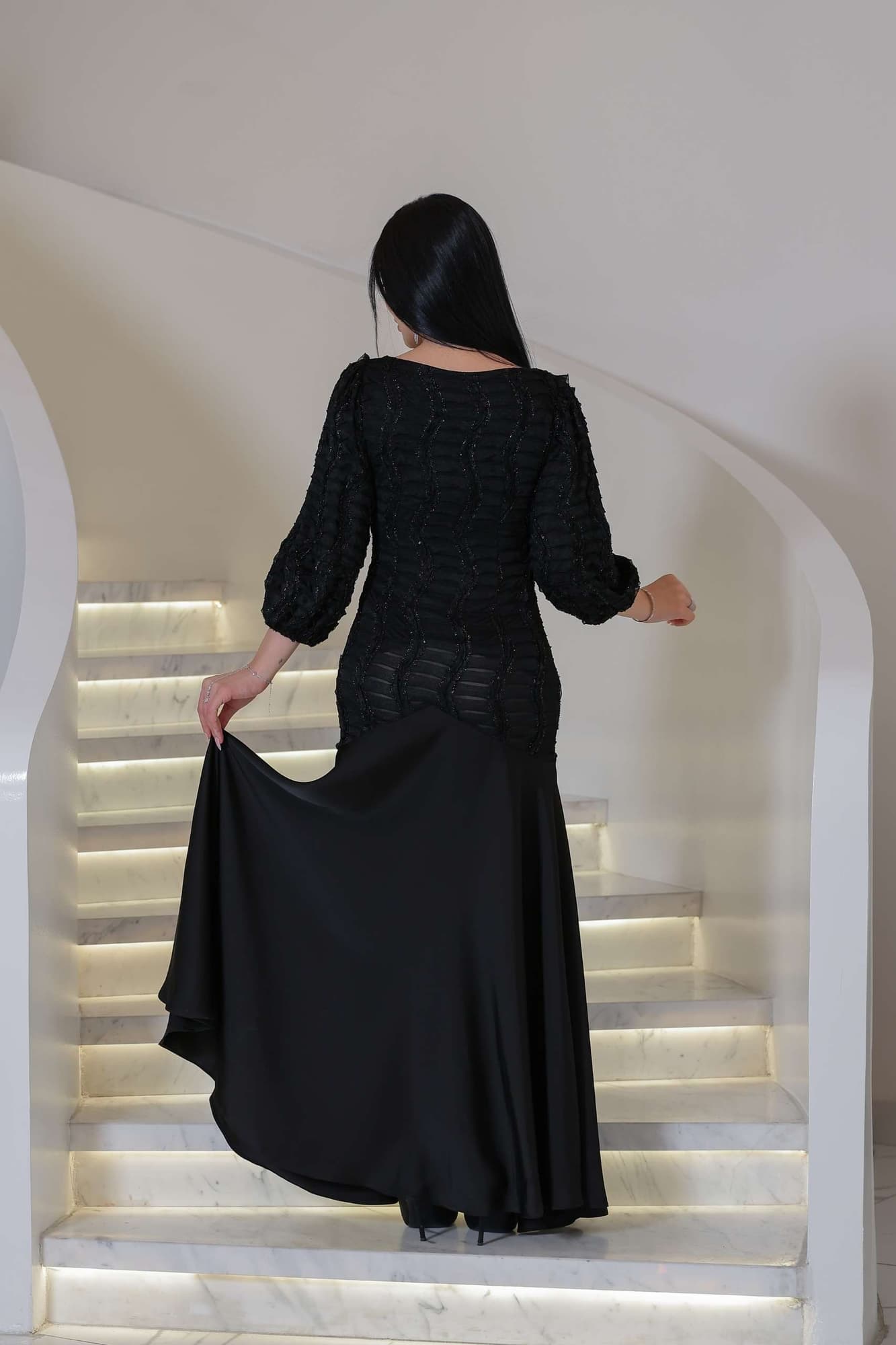 فستان ناعم أنيق يعكس فخامة وهدوء راقٍ مطرّز بنقشة متموجة بارزة تضيف عمقًا بصريًا