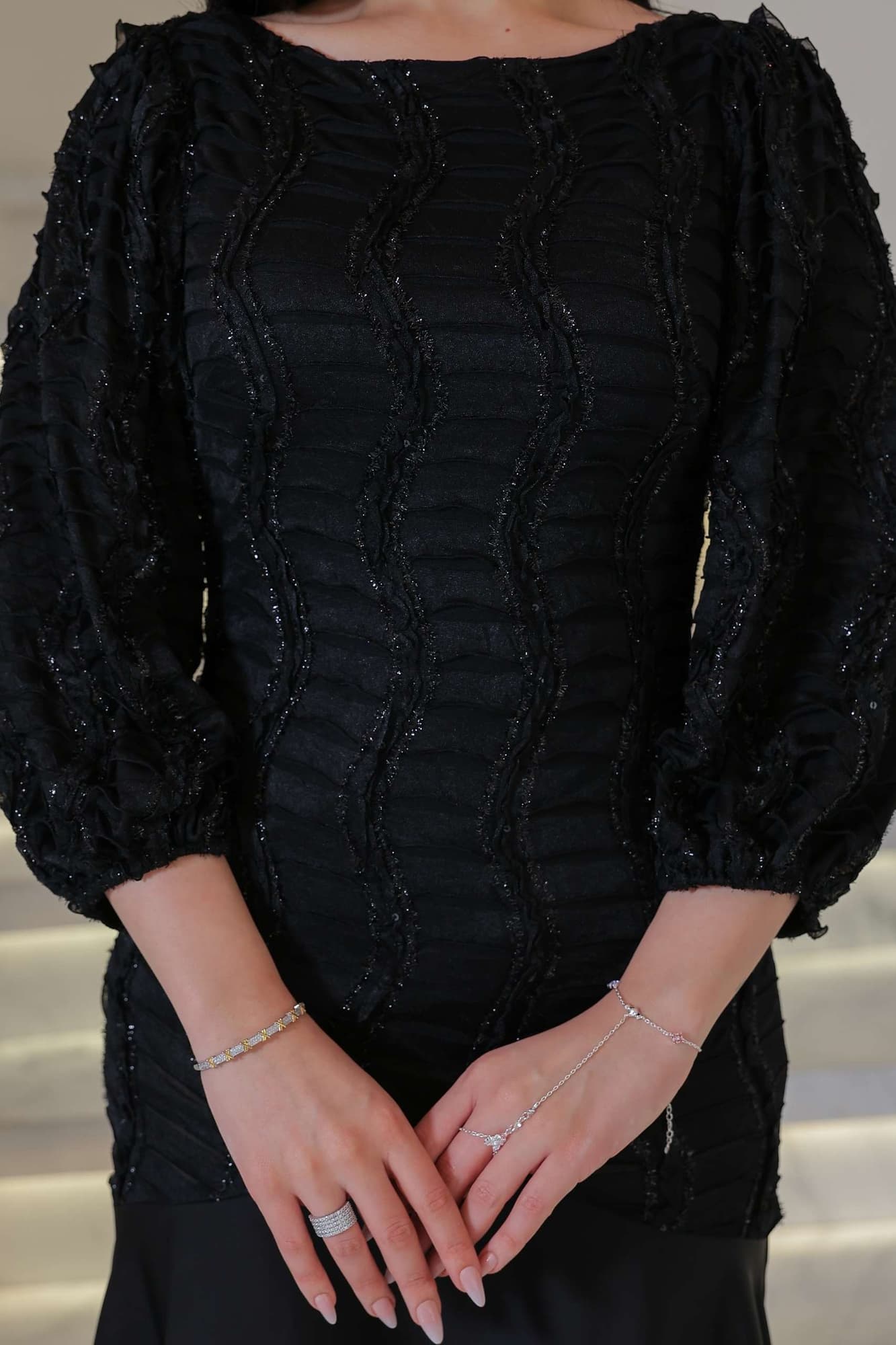 فستان ناعم أنيق يعكس فخامة وهدوء راقٍ مطرّز بنقشة متموجة بارزة تضيف عمقًا بصريًا