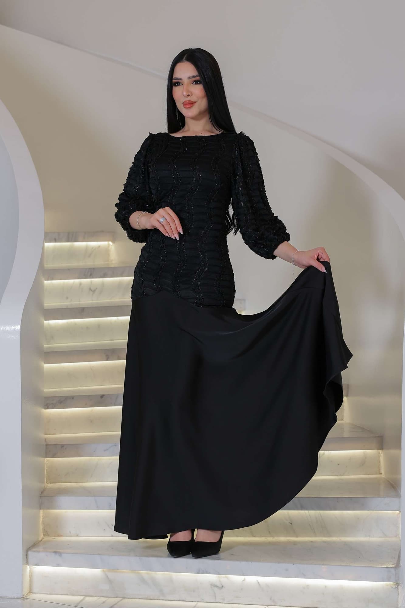 فستان ناعم أنيق يعكس فخامة وهدوء راقٍ مطرّز بنقشة متموجة بارزة تضيف عمقًا بصريًا