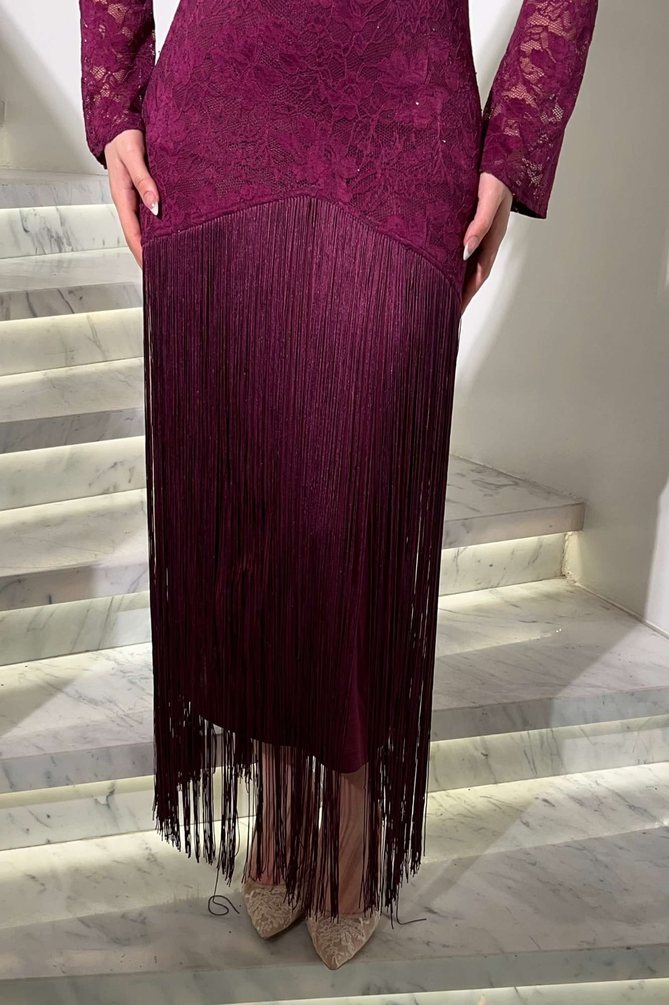 فستان دانتيل مزين باهداب تضيف أناقه ونعومه