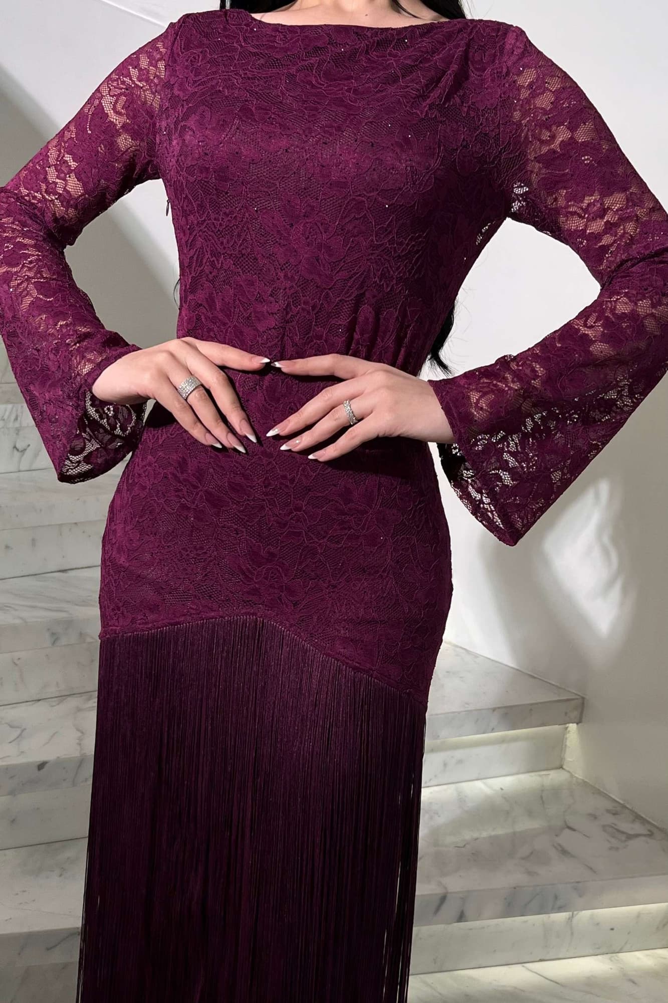 فستان دانتيل مزين باهداب تضيف أناقه ونعومه