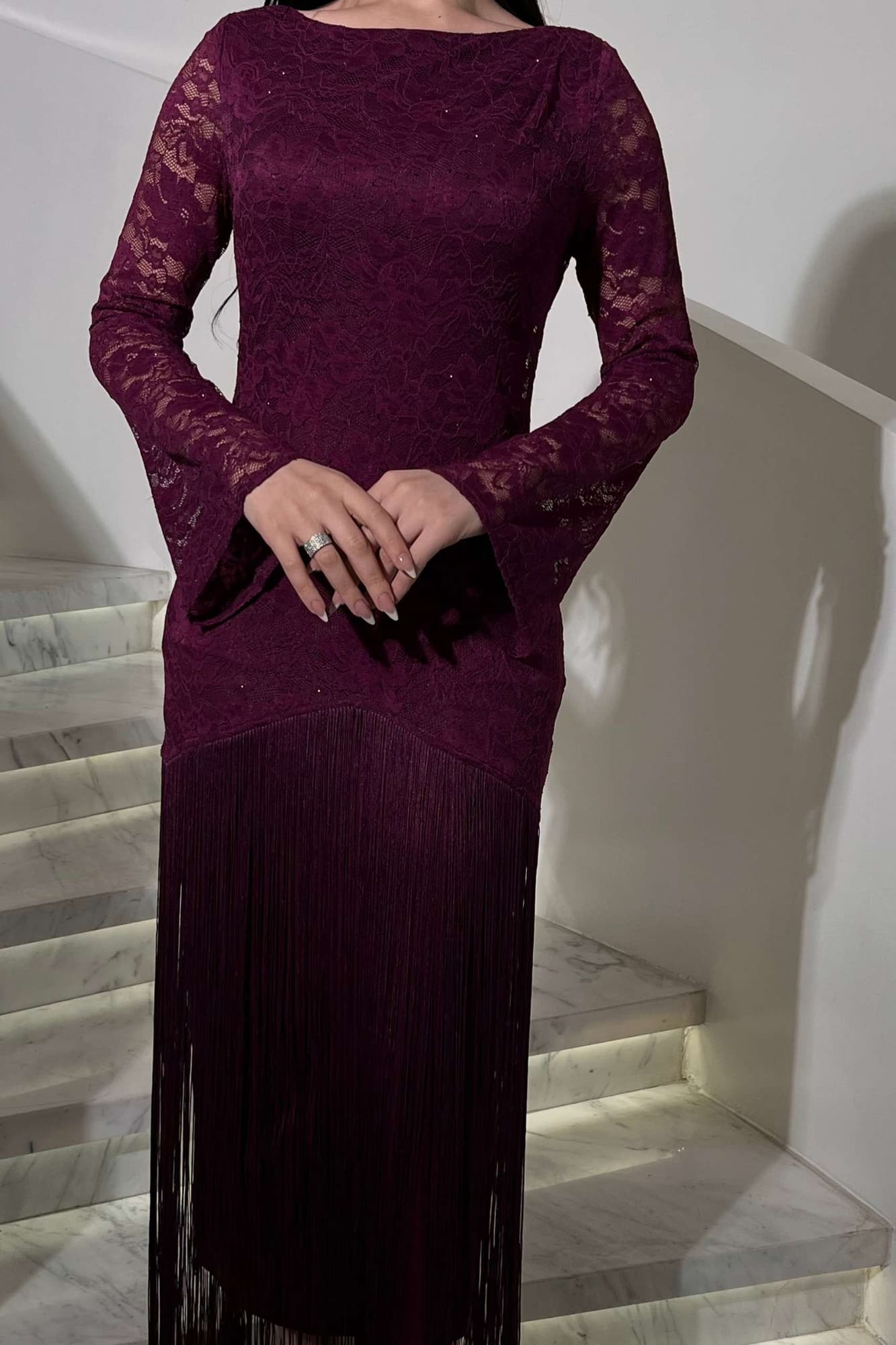 فستان دانتيل مزين باهداب تضيف أناقه ونعومه