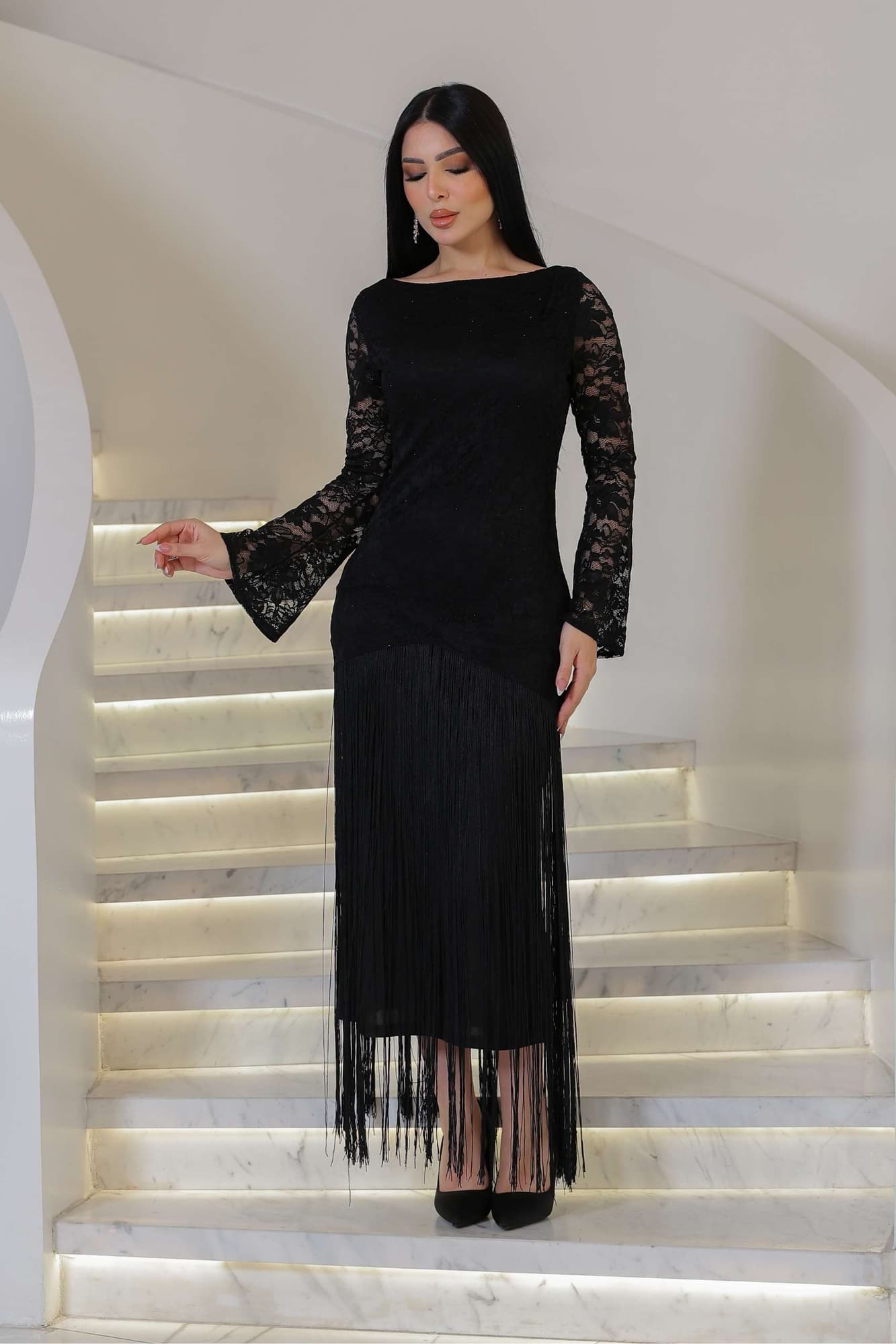 فستان دانتيل مزين باهداب تضيف أناقه ونعومه