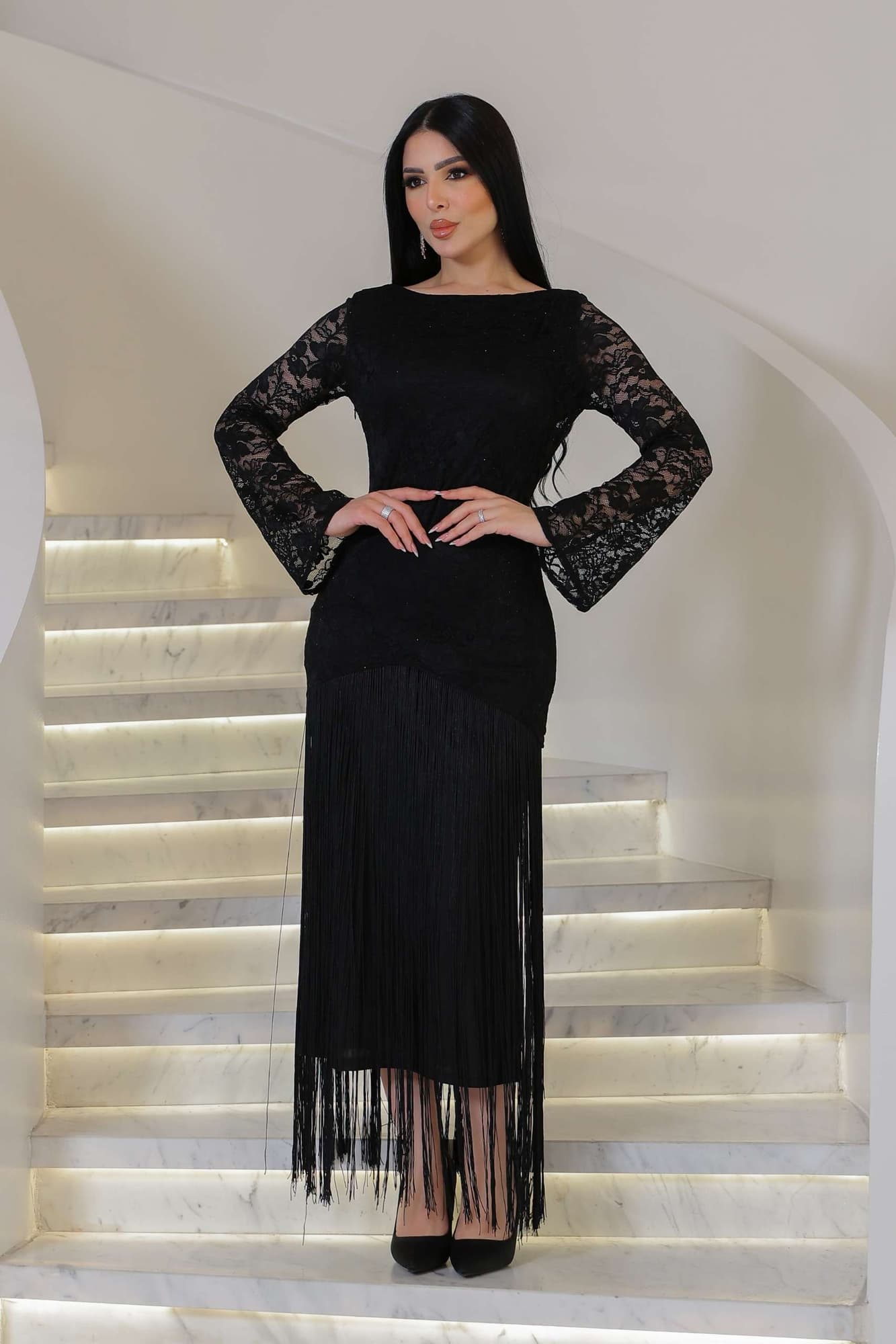 فستان دانتيل مزين باهداب تضيف أناقه ونعومه