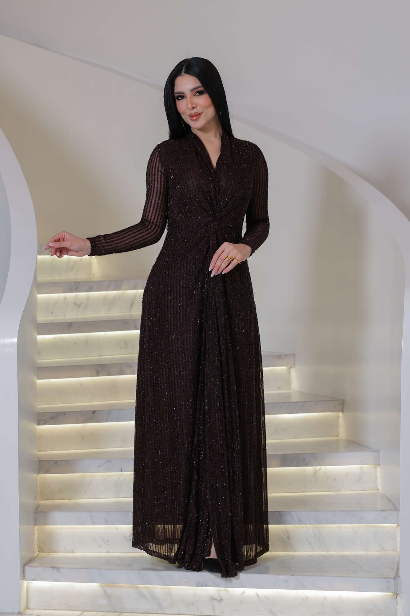 فستان طويل ينبض بالأناقة الهادئة بلمعة خفيفة تمنح الإطلالة عمقًا وجاذبية دون مبالغة