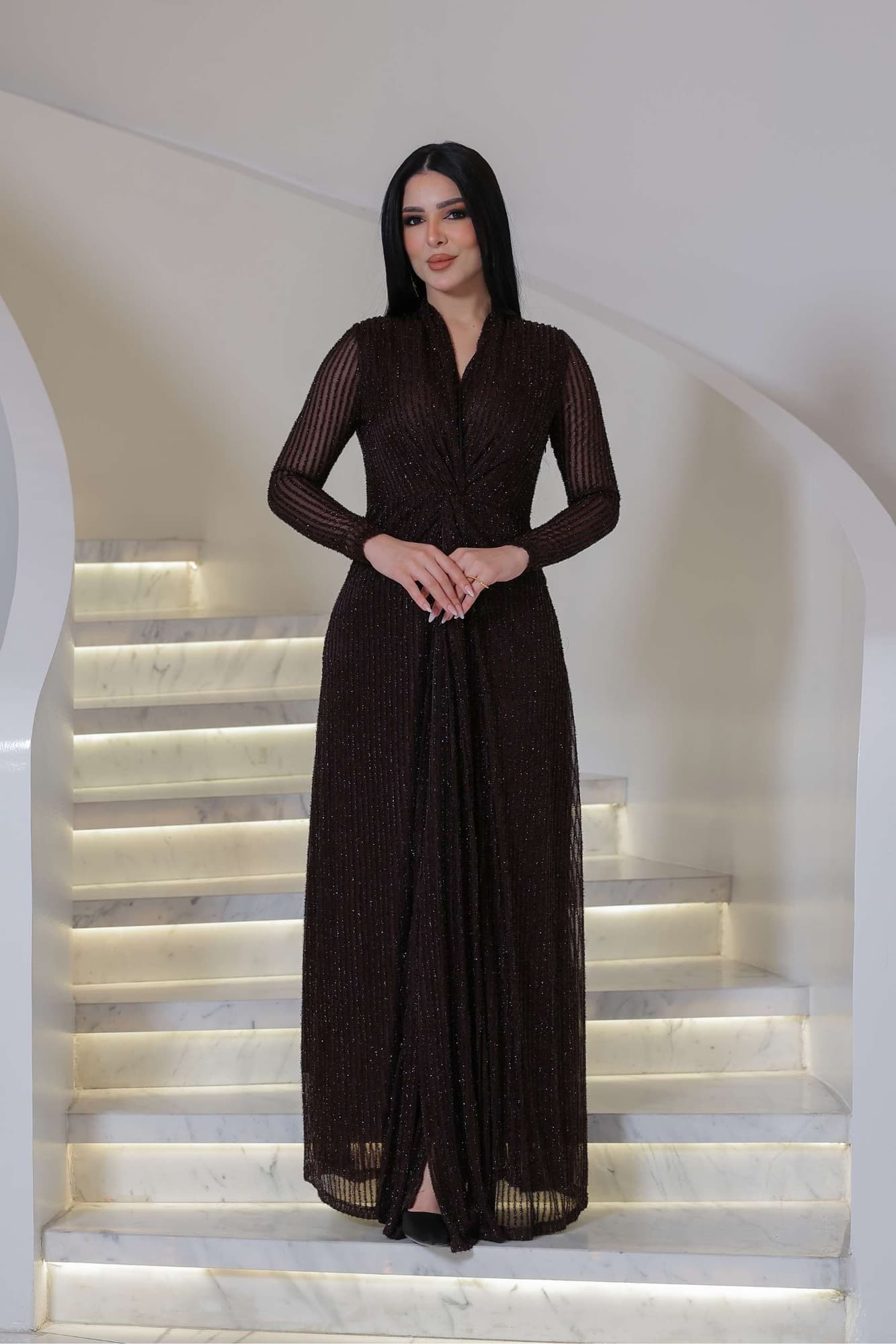 فستان طويل ينبض بالأناقة الهادئة بلمعة خفيفة تمنح الإطلالة عمقًا وجاذبية دون مبالغة