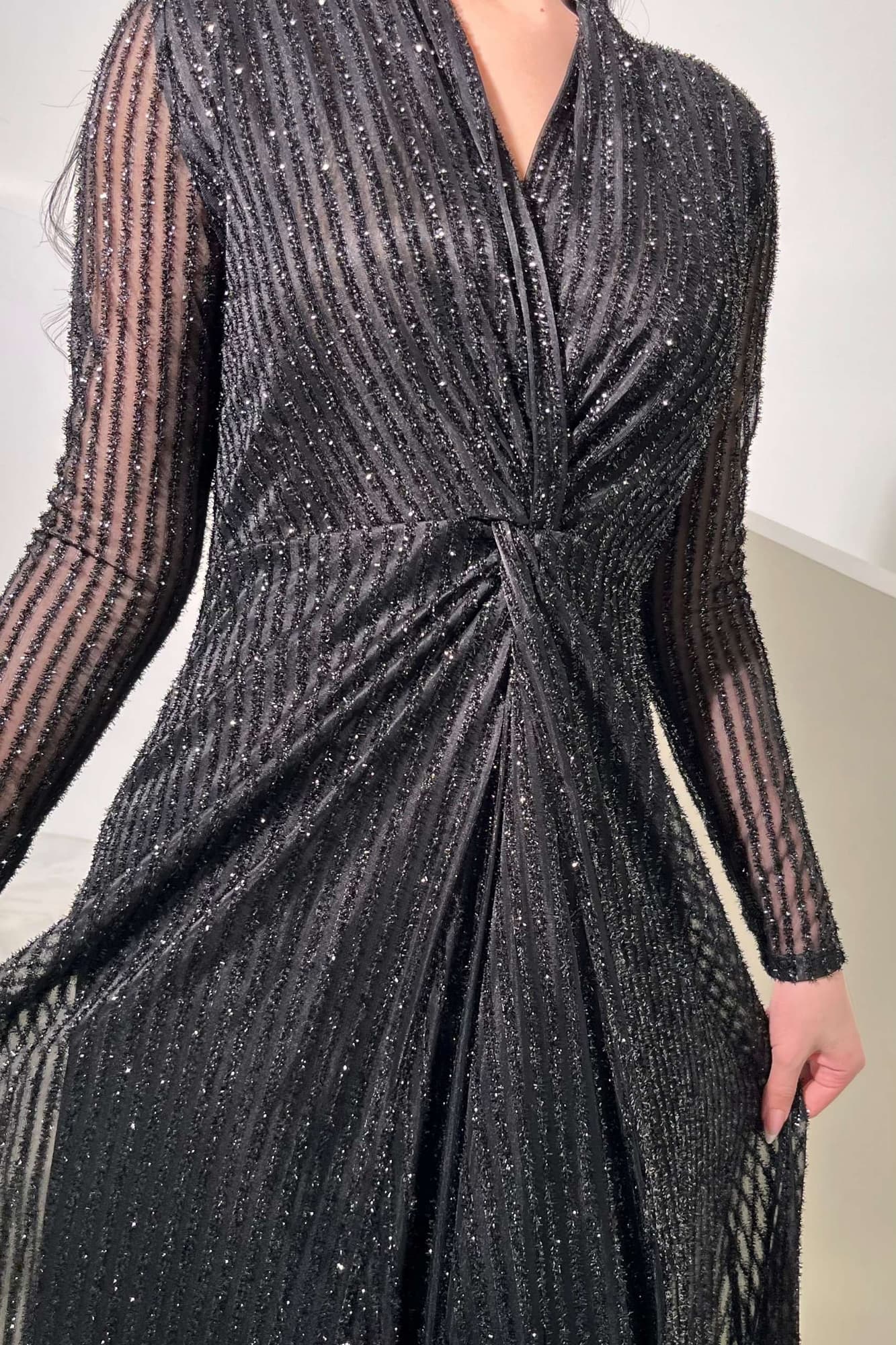 فستان طويل ينبض بالأناقة الهادئة بلمعة خفيفة تمنح الإطلالة عمقًا وجاذبية دون مبالغة