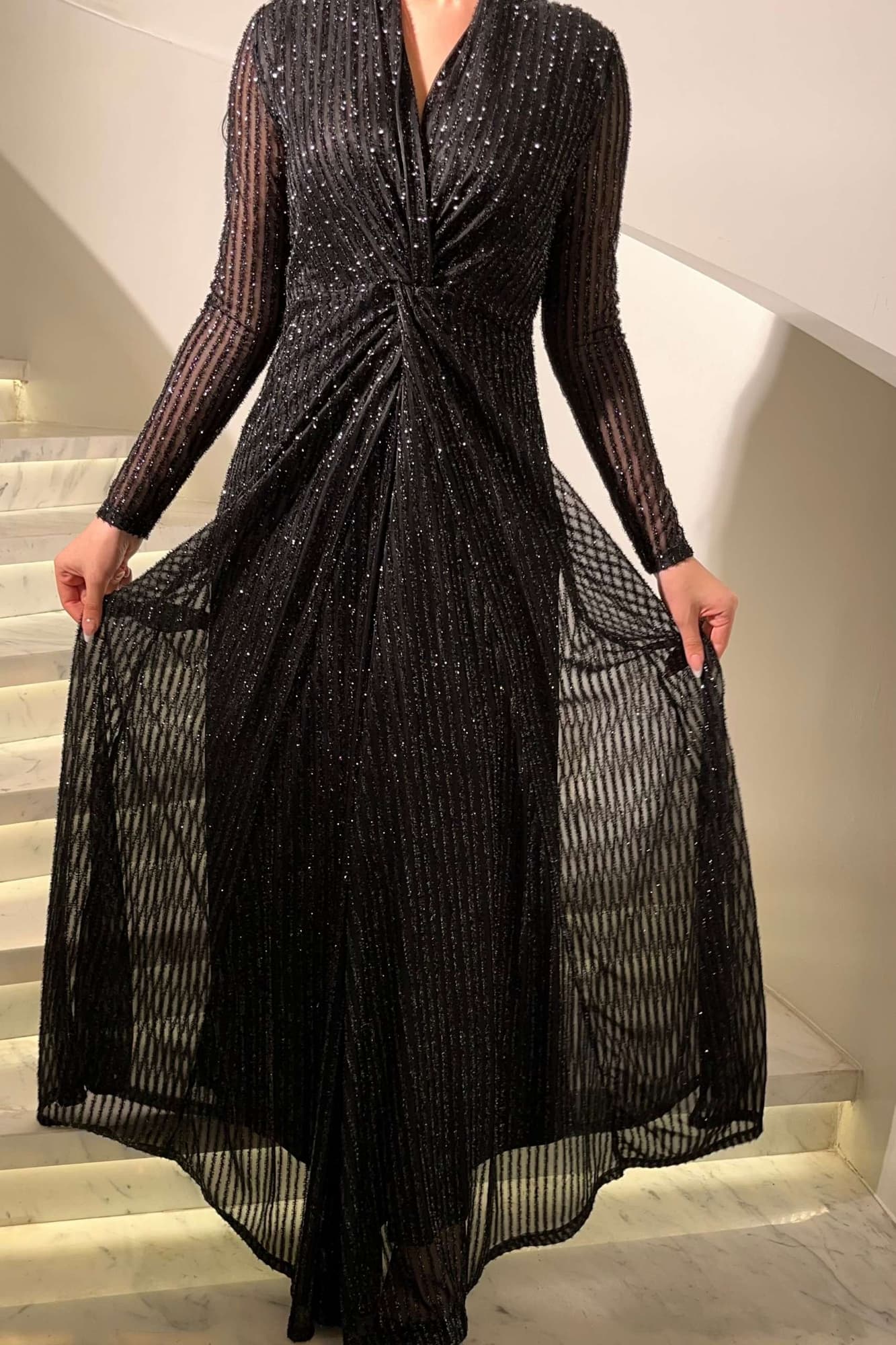 فستان طويل ينبض بالأناقة الهادئة بلمعة خفيفة تمنح الإطلالة عمقًا وجاذبية دون مبالغة