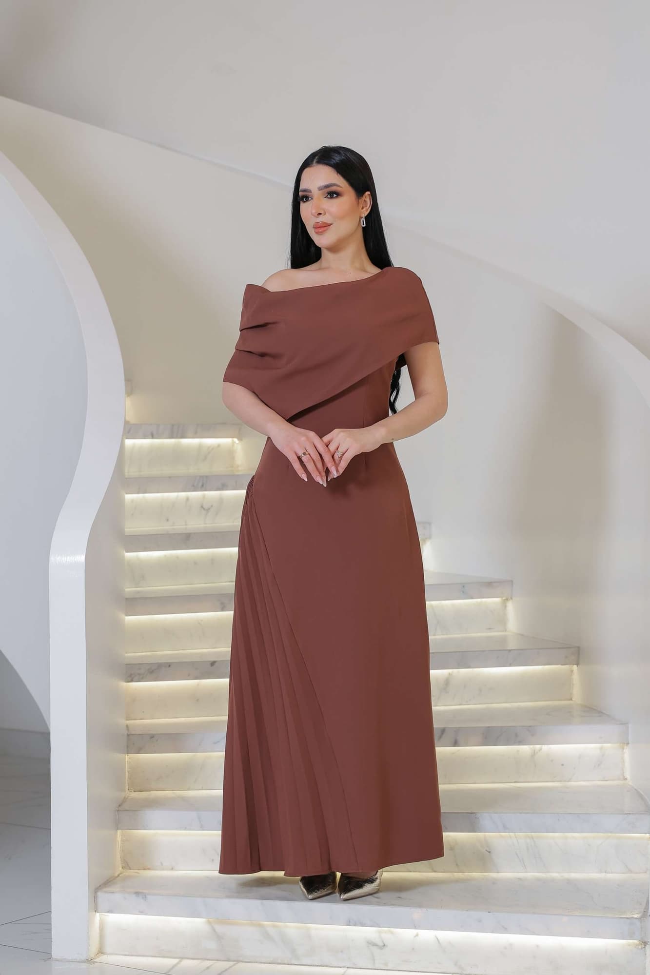 فستان ناعم بقصة كتف مائله ينتهي بقصة كشكش جانبية