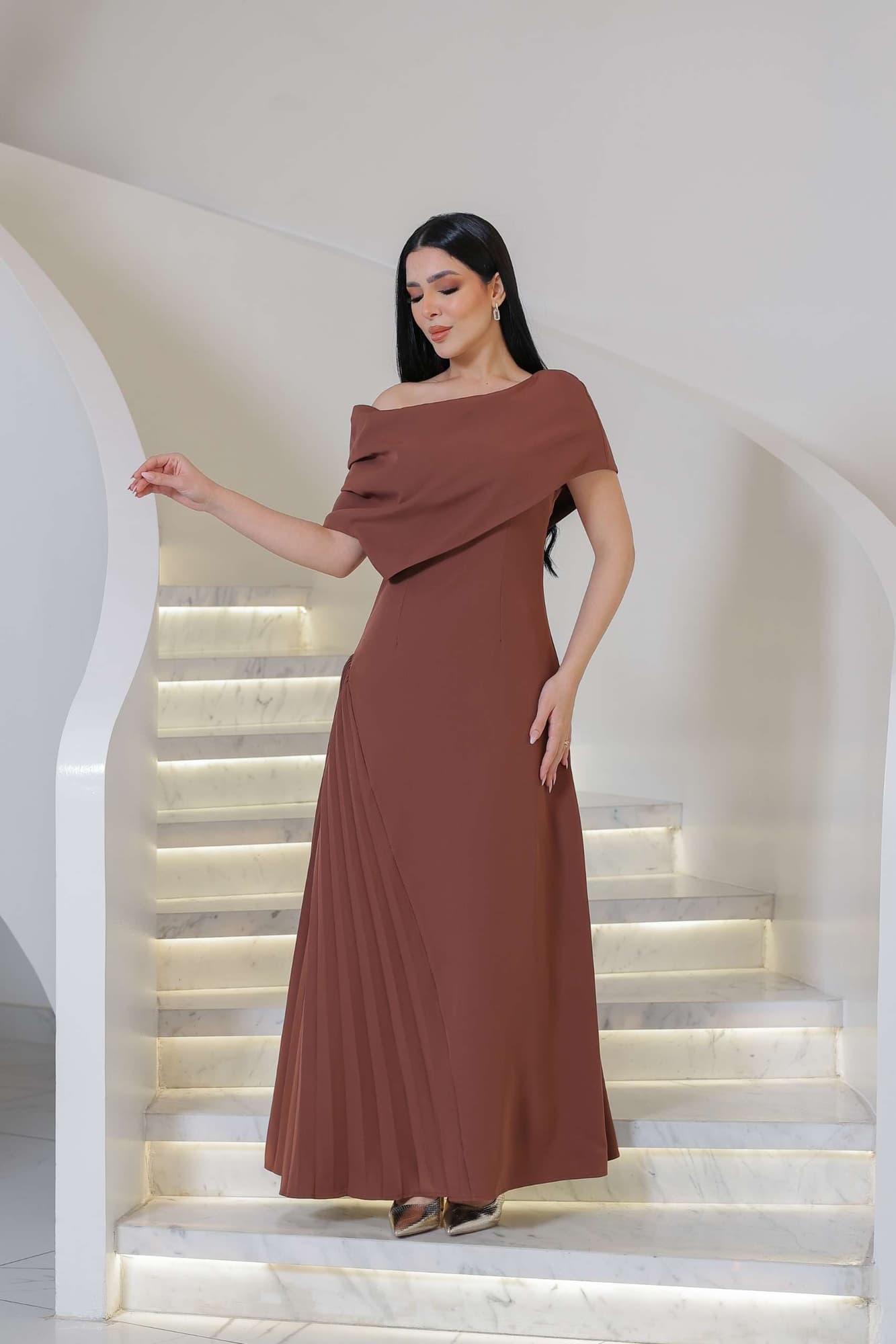 فستان ناعم بقصة كتف مائله ينتهي بقصة كشكش جانبية