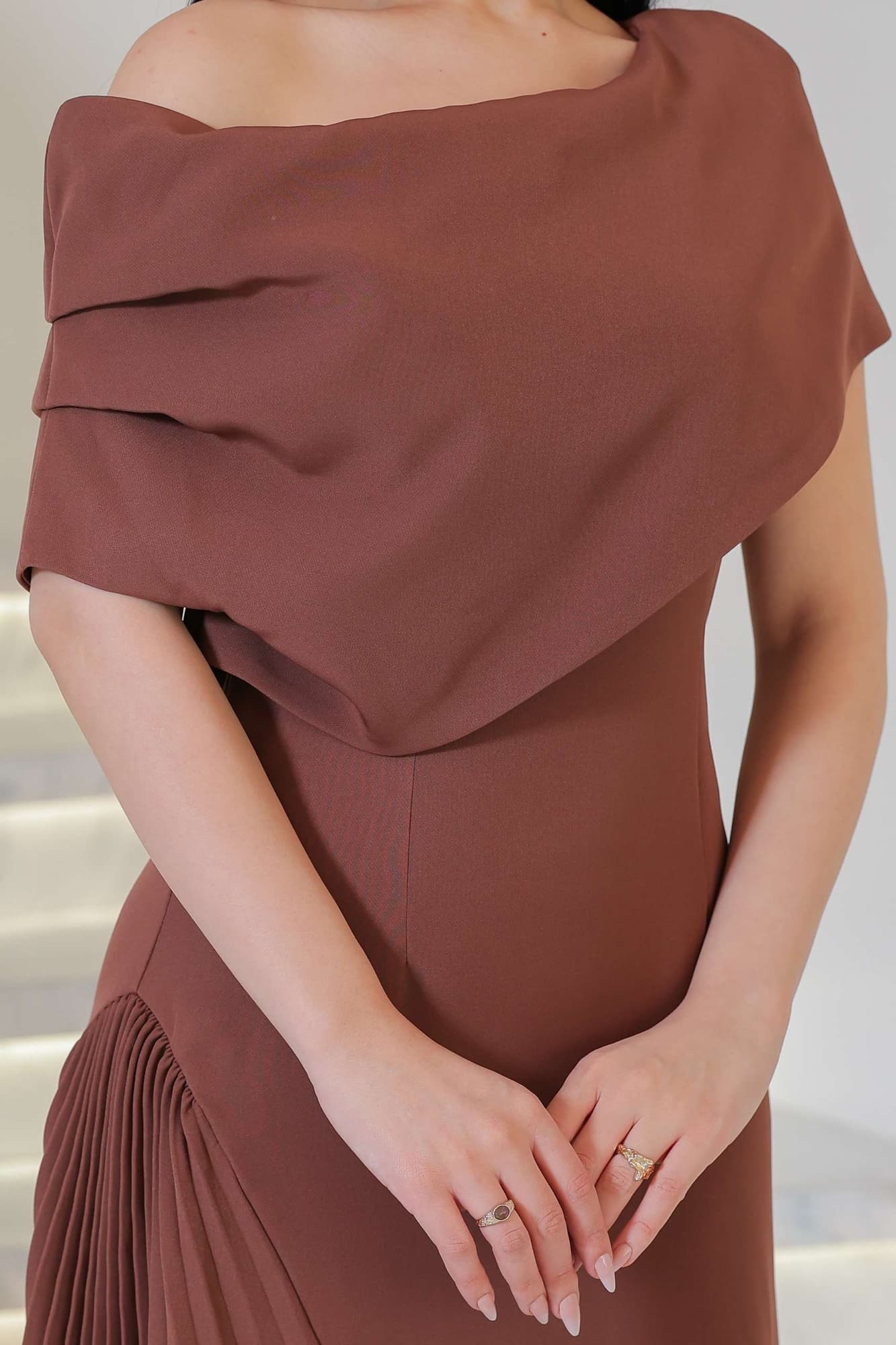 فستان ناعم بقصة كتف مائله ينتهي بقصة كشكش جانبية