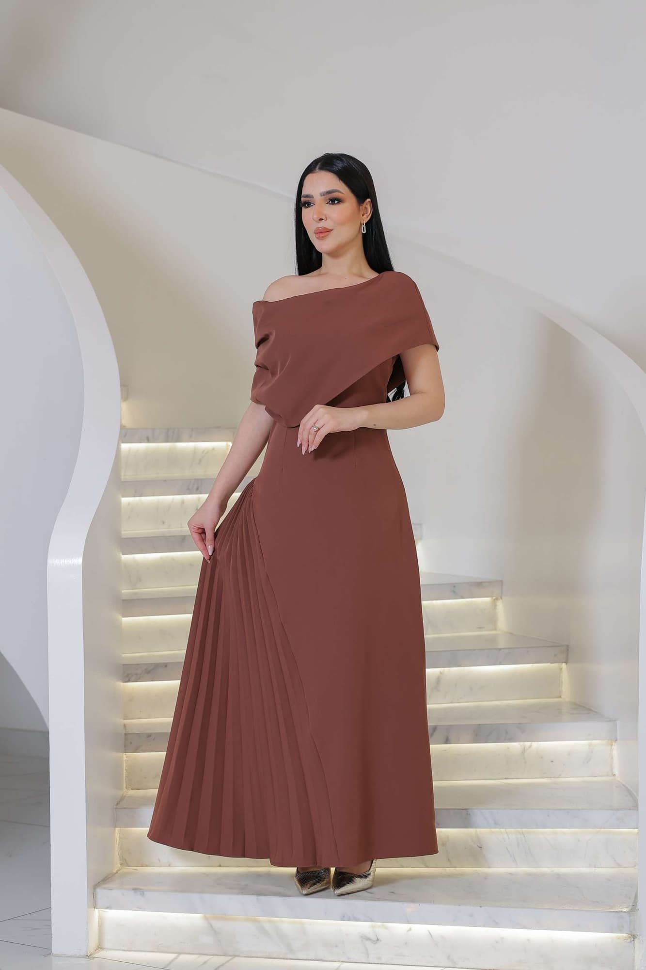 فستان ناعم بقصة كتف مائله ينتهي بقصة كشكش جانبية