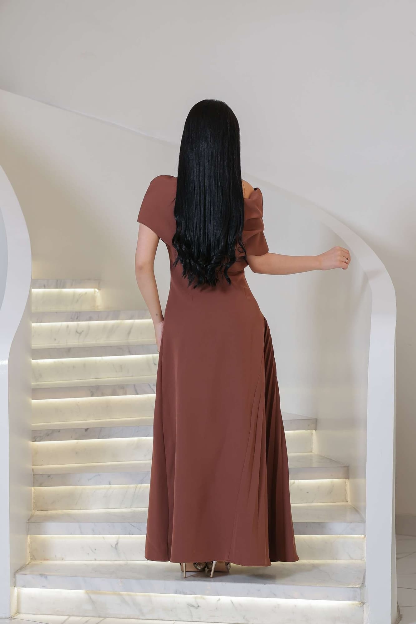 فستان ناعم بقصة كتف مائله ينتهي بقصة كشكش جانبية