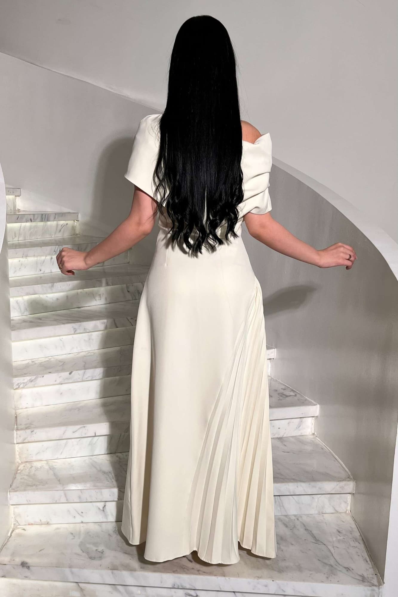 فستان ناعم بقصة كتف مائله ينتهي بقصة كشكش جانبية