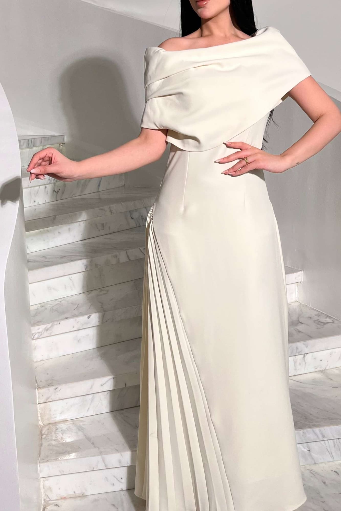 فستان ناعم بقصة كتف مائله ينتهي بقصة كشكش جانبية