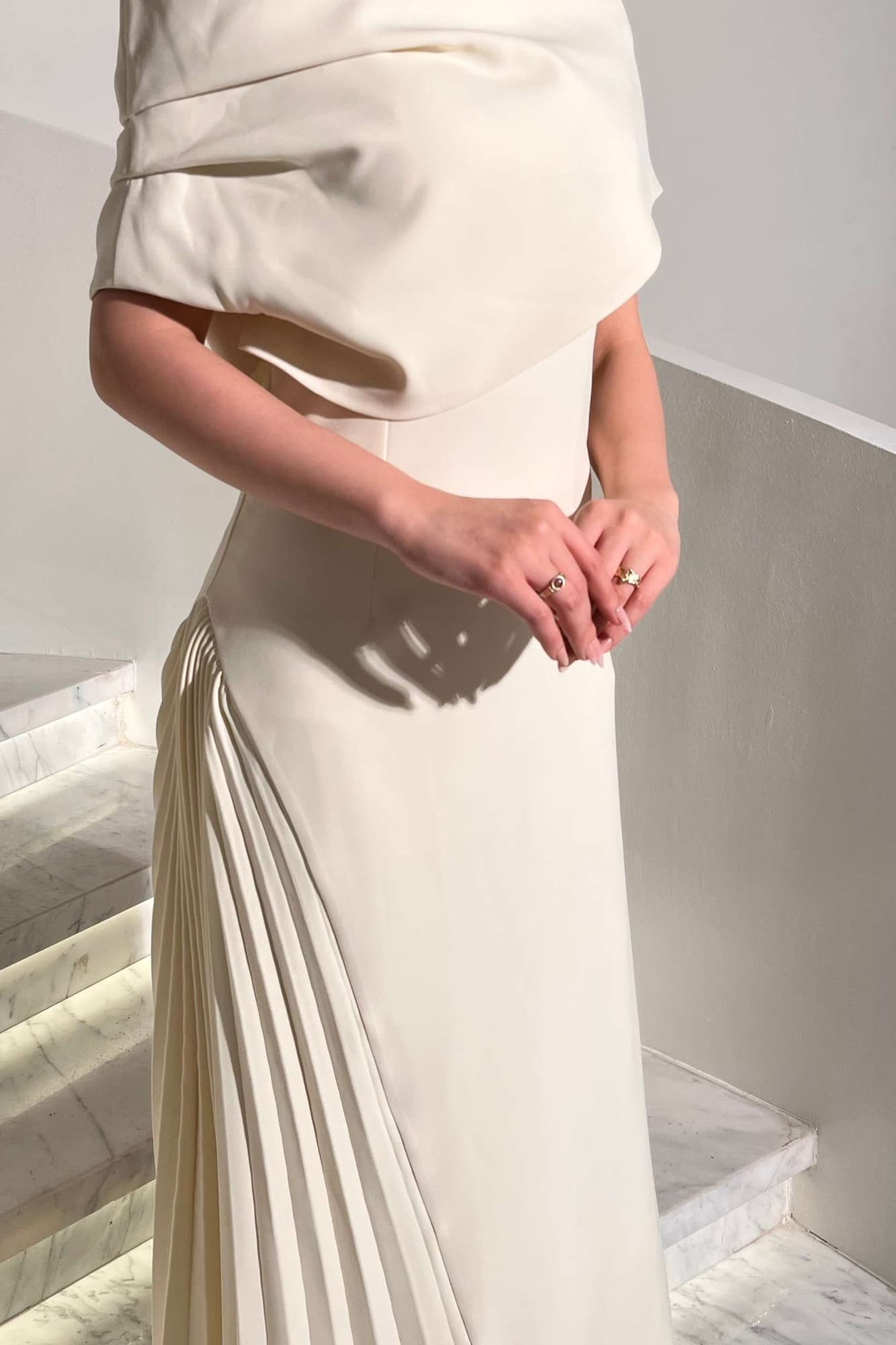 فستان ناعم بقصة كتف مائله ينتهي بقصة كشكش جانبية