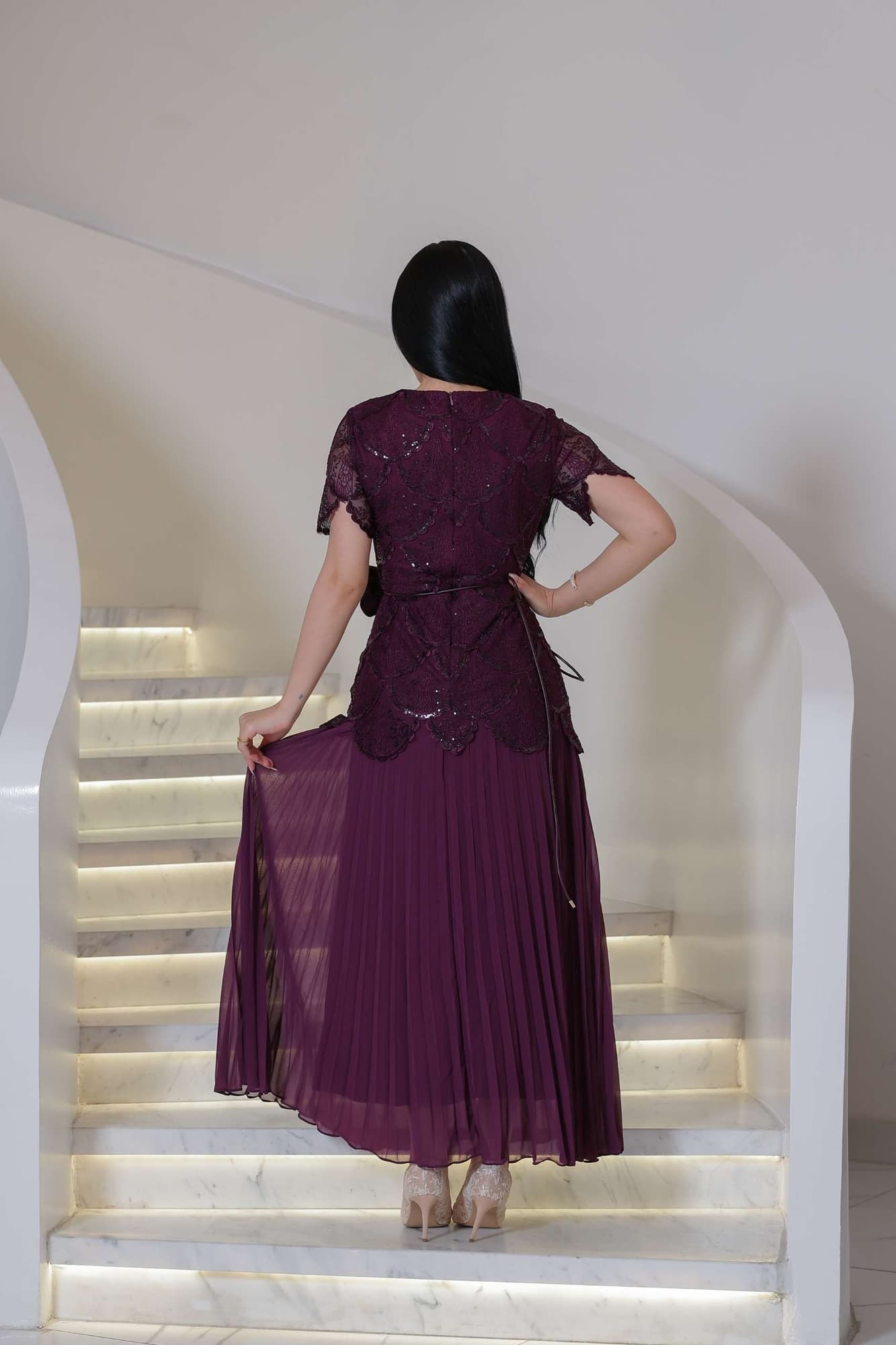 فستان أنيق بطابع أنثوي راقٍ، يجمع بين الرومانسية والبساطة الراقية