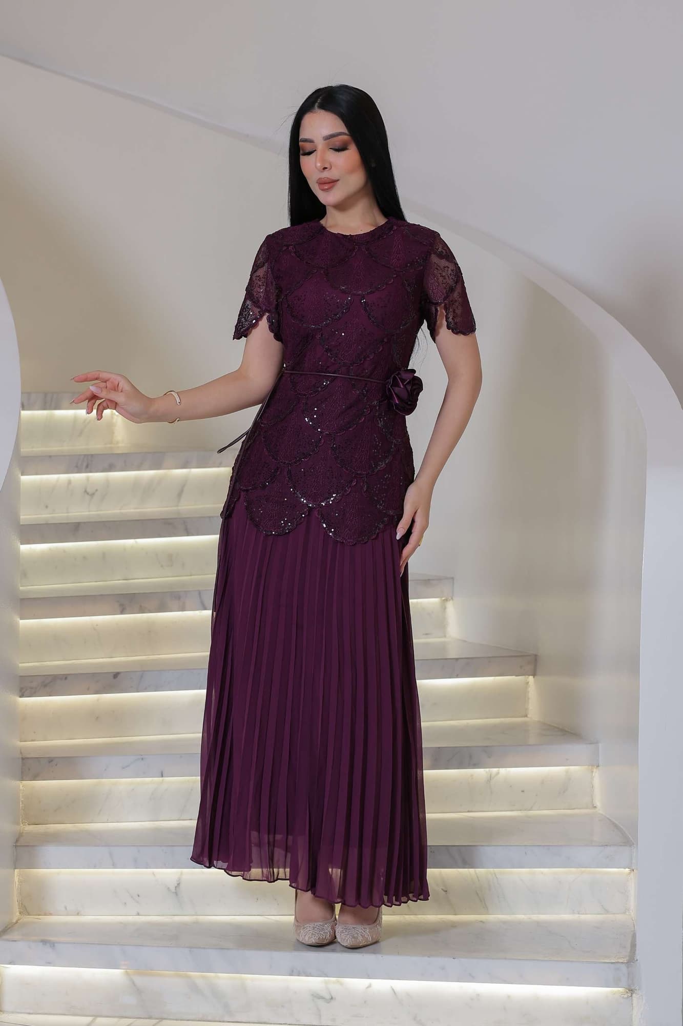 فستان أنيق بطابع أنثوي راقٍ، يجمع بين الرومانسية والبساطة الراقية