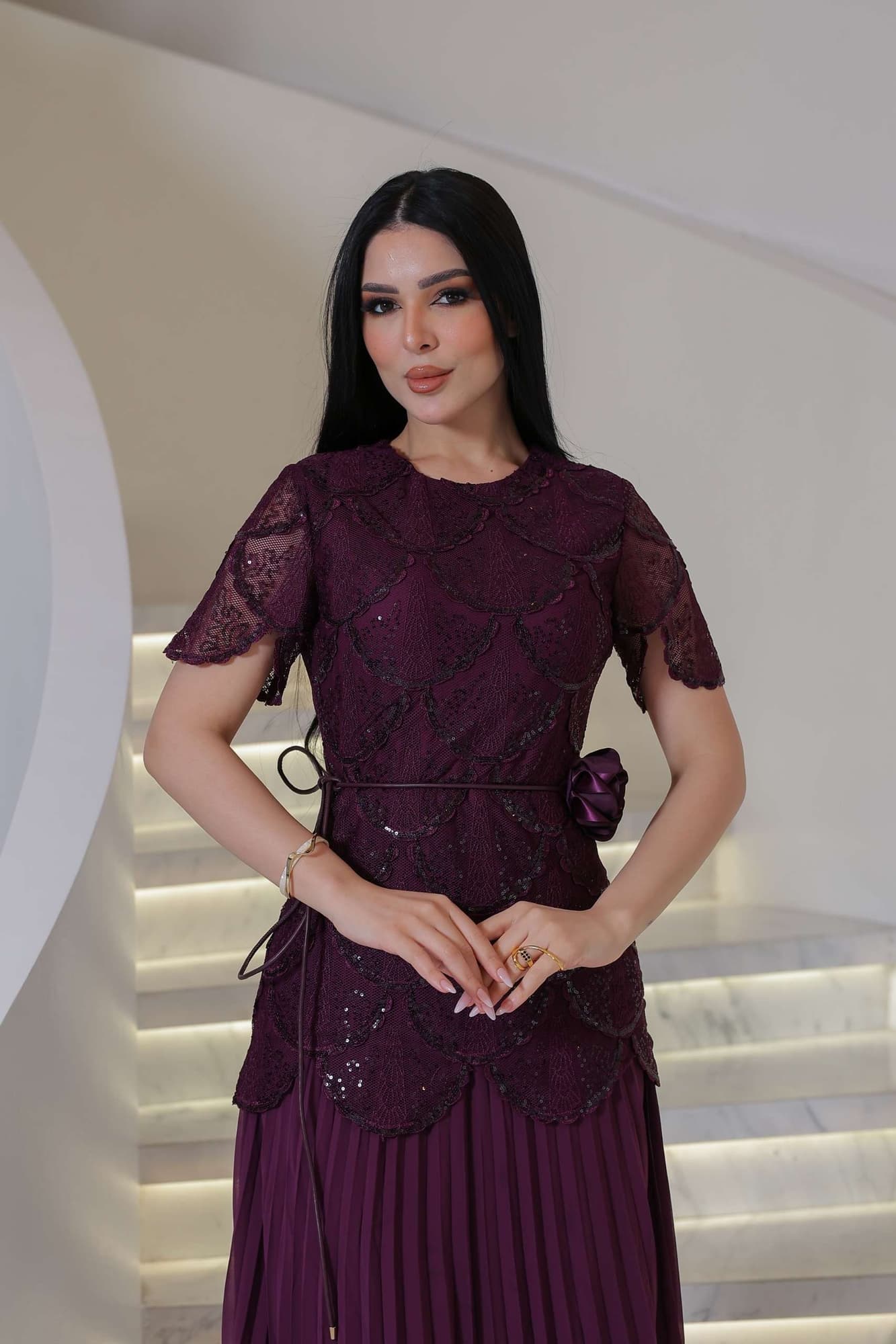 فستان أنيق بطابع أنثوي راقٍ، يجمع بين الرومانسية والبساطة الراقية