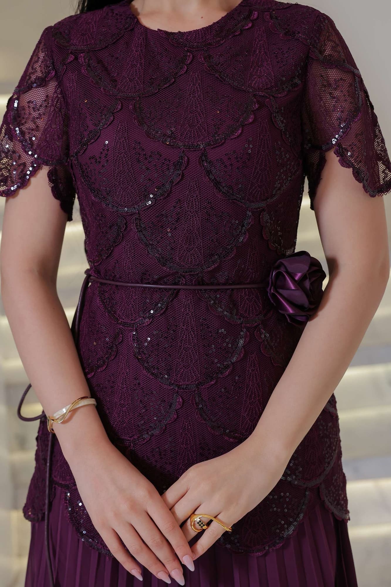 فستان أنيق بطابع أنثوي راقٍ، يجمع بين الرومانسية والبساطة الراقية