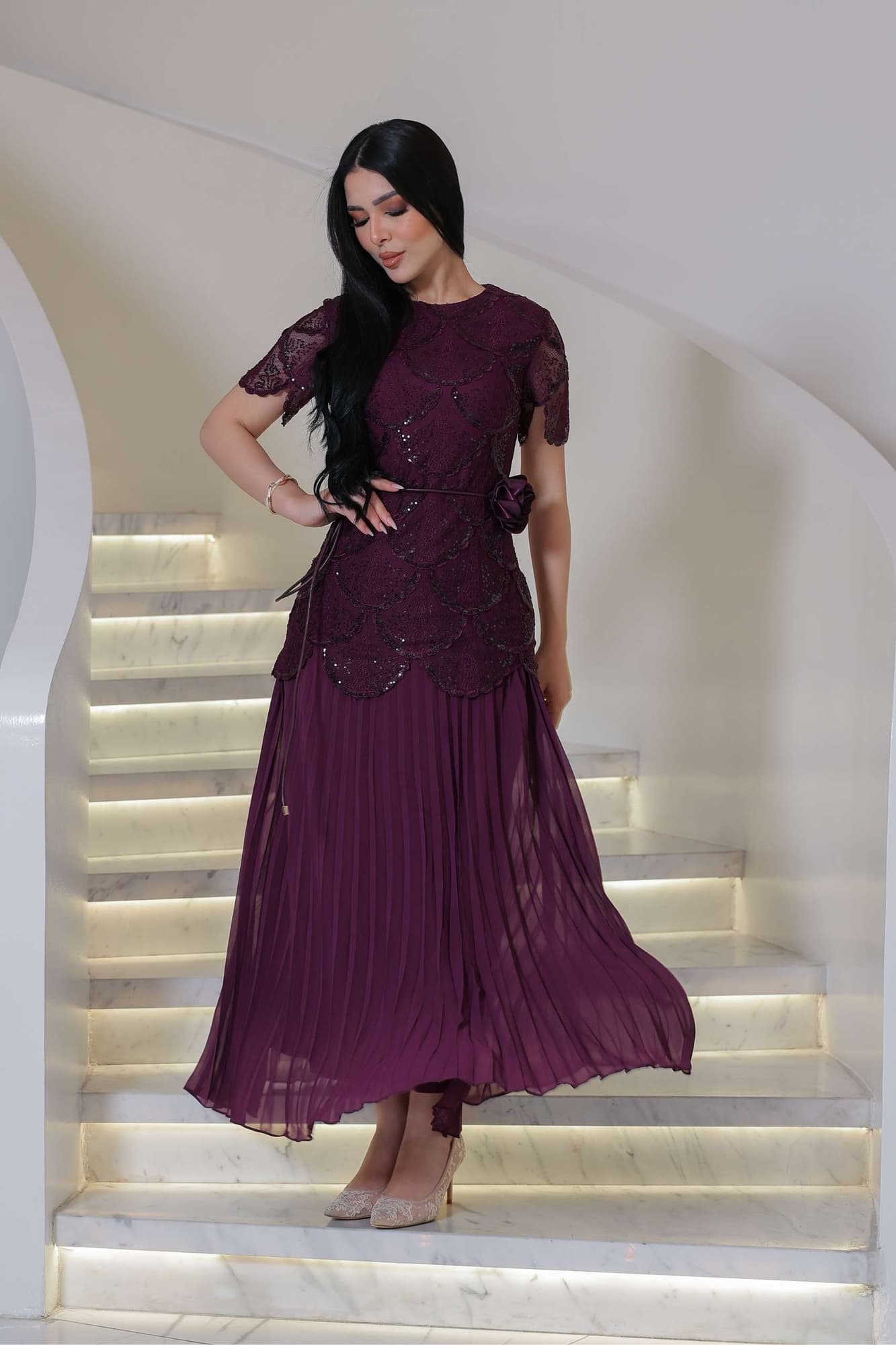 فستان أنيق بطابع أنثوي راقٍ، يجمع بين الرومانسية والبساطة الراقية