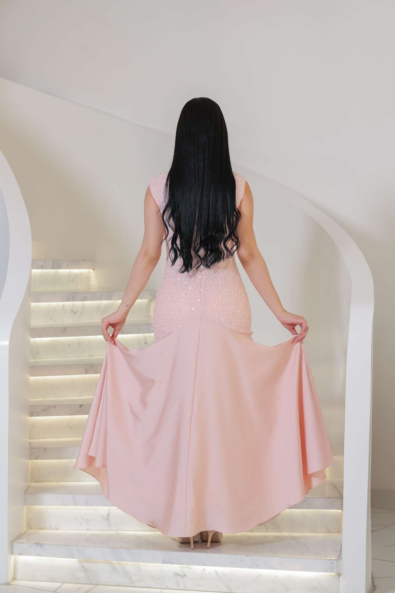 فستان أنثوي فخم يجمع بين البريق الهادئ والانسيابية الراقية