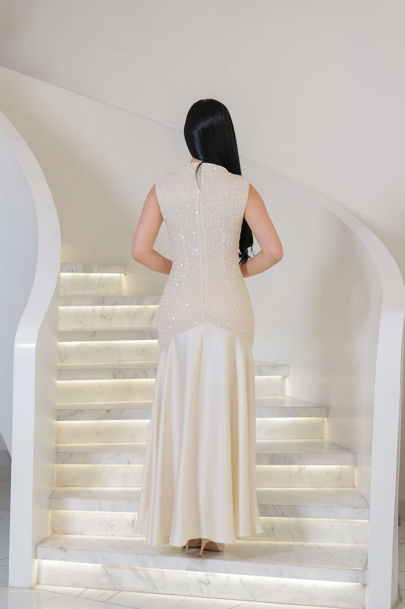 فستان أنثوي فخم يجمع بين البريق الهادئ والانسيابية الراقية