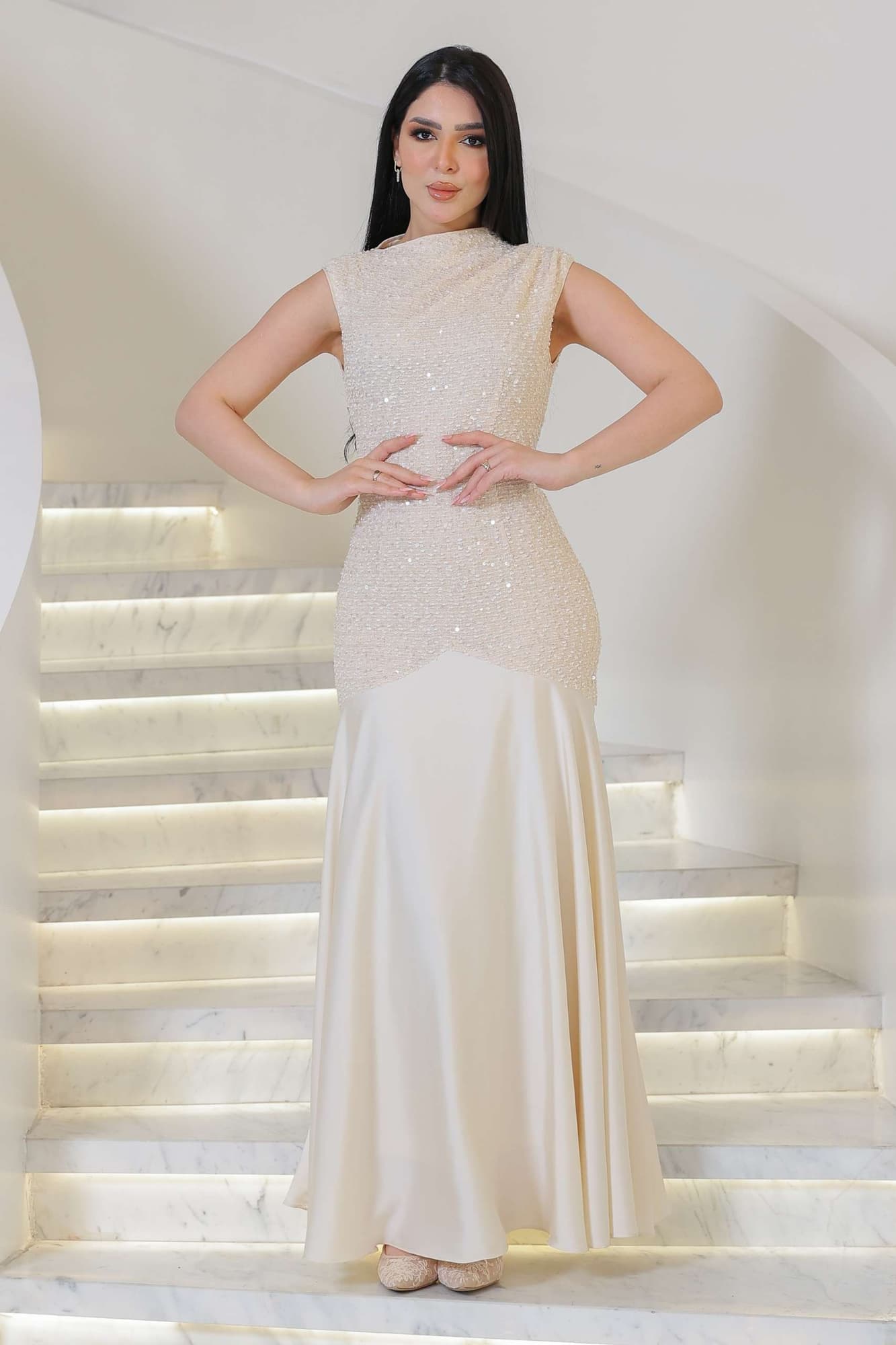 فستان أنثوي فخم يجمع بين البريق الهادئ والانسيابية الراقية