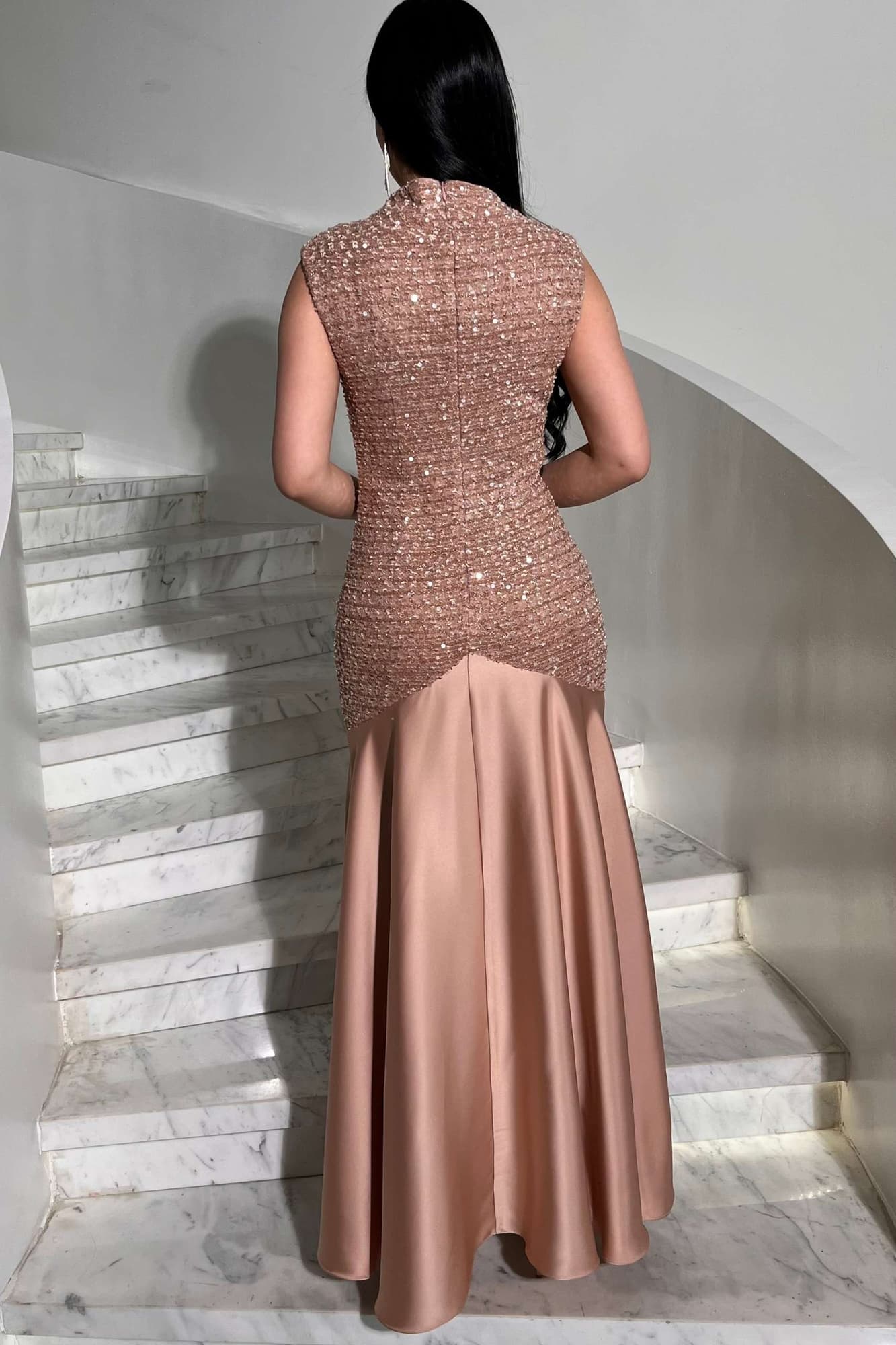 فستان أنثوي فخم يجمع بين البريق الهادئ والانسيابية الراقية