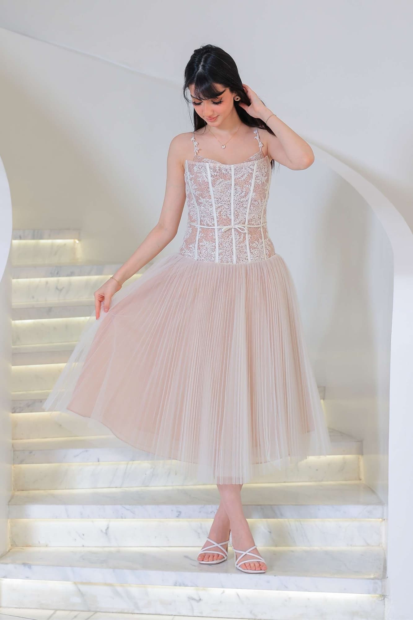 فستان ناعم مستوحى من أناقة الأميرات يجمع بين الرقة والأنوثة بأسلوب راقٍ