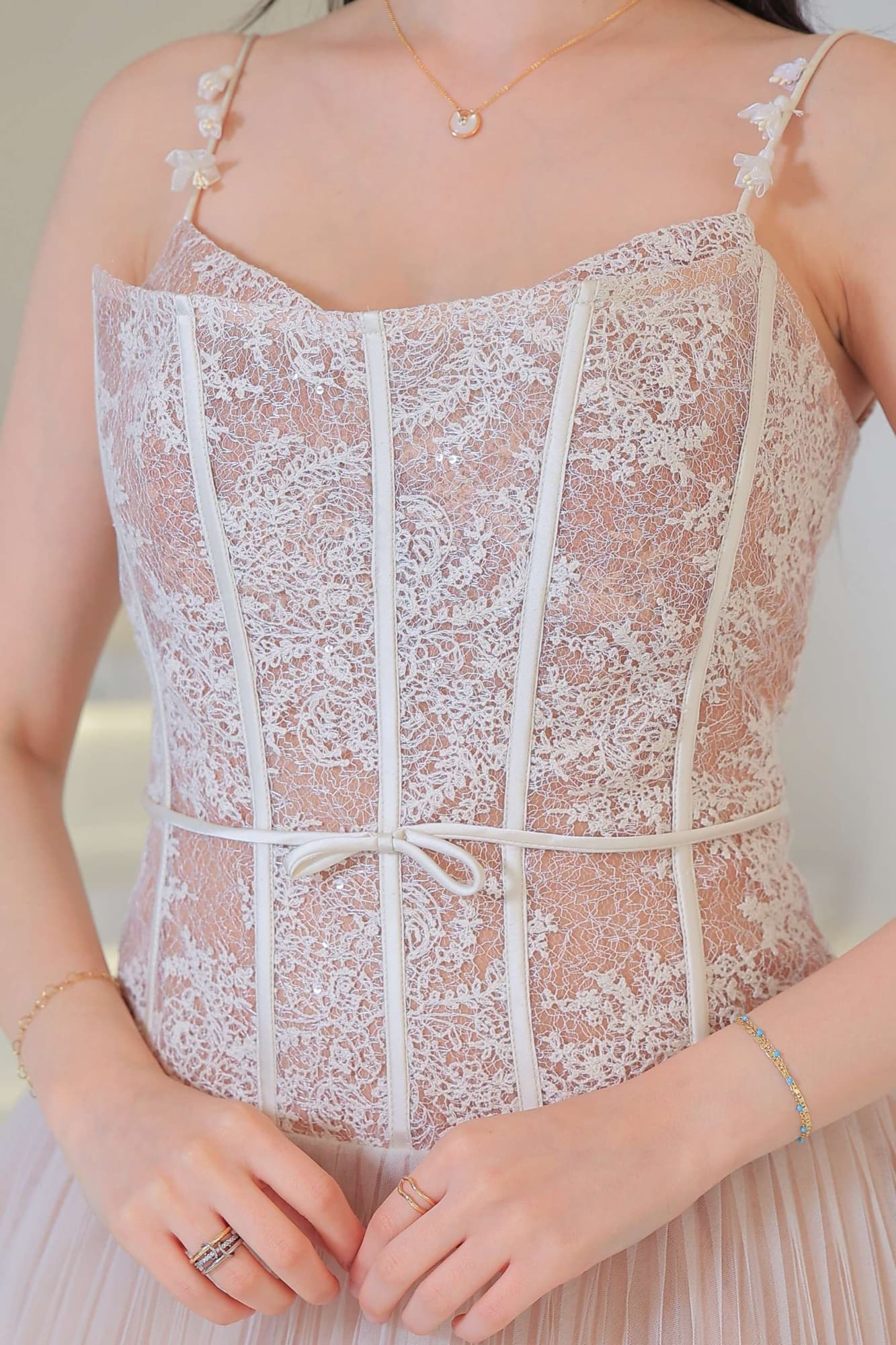 فستان ناعم مستوحى من أناقة الأميرات يجمع بين الرقة والأنوثة بأسلوب راقٍ