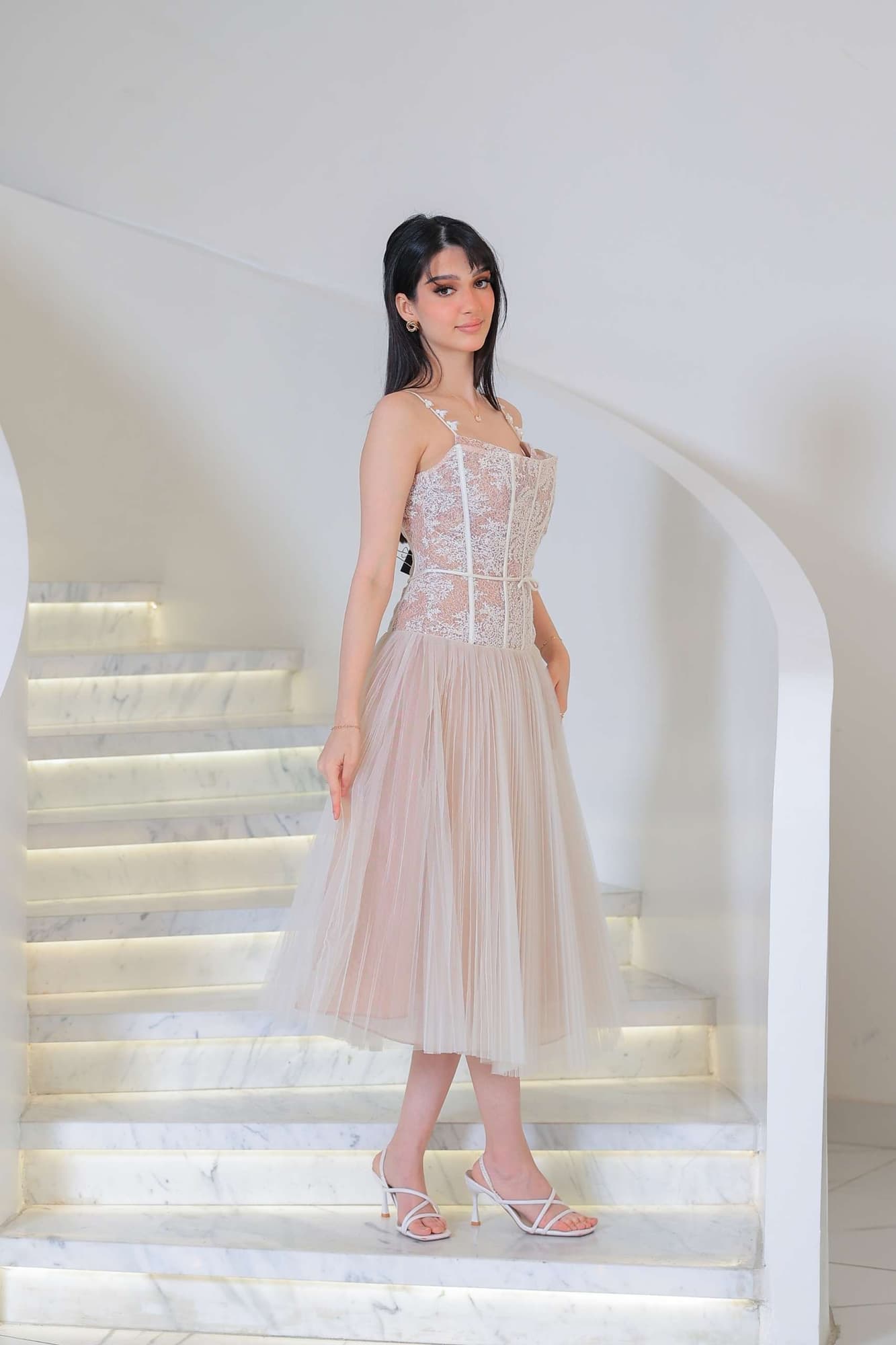 فستان ناعم مستوحى من أناقة الأميرات يجمع بين الرقة والأنوثة بأسلوب راقٍ