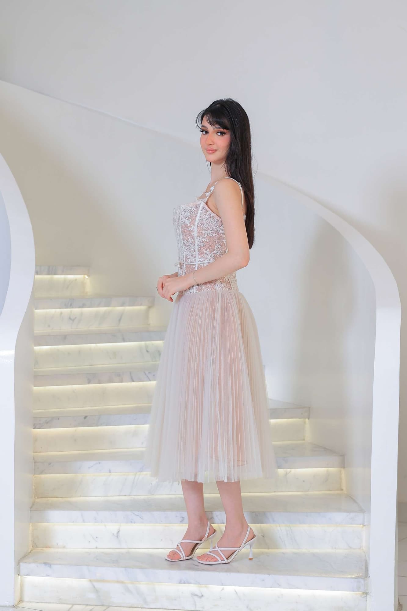 فستان ناعم مستوحى من أناقة الأميرات يجمع بين الرقة والأنوثة بأسلوب راقٍ